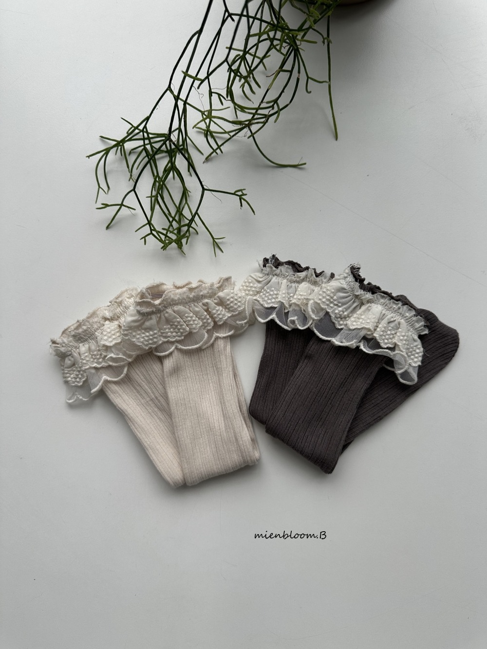 Bloom.b04｜(bebe) 細線條蕾絲花邊無根襪