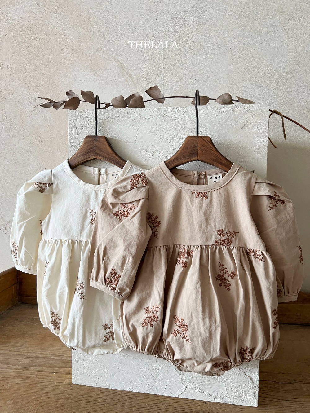 thelala57｜ (0m-18m) 刺繡秋花包屁衣