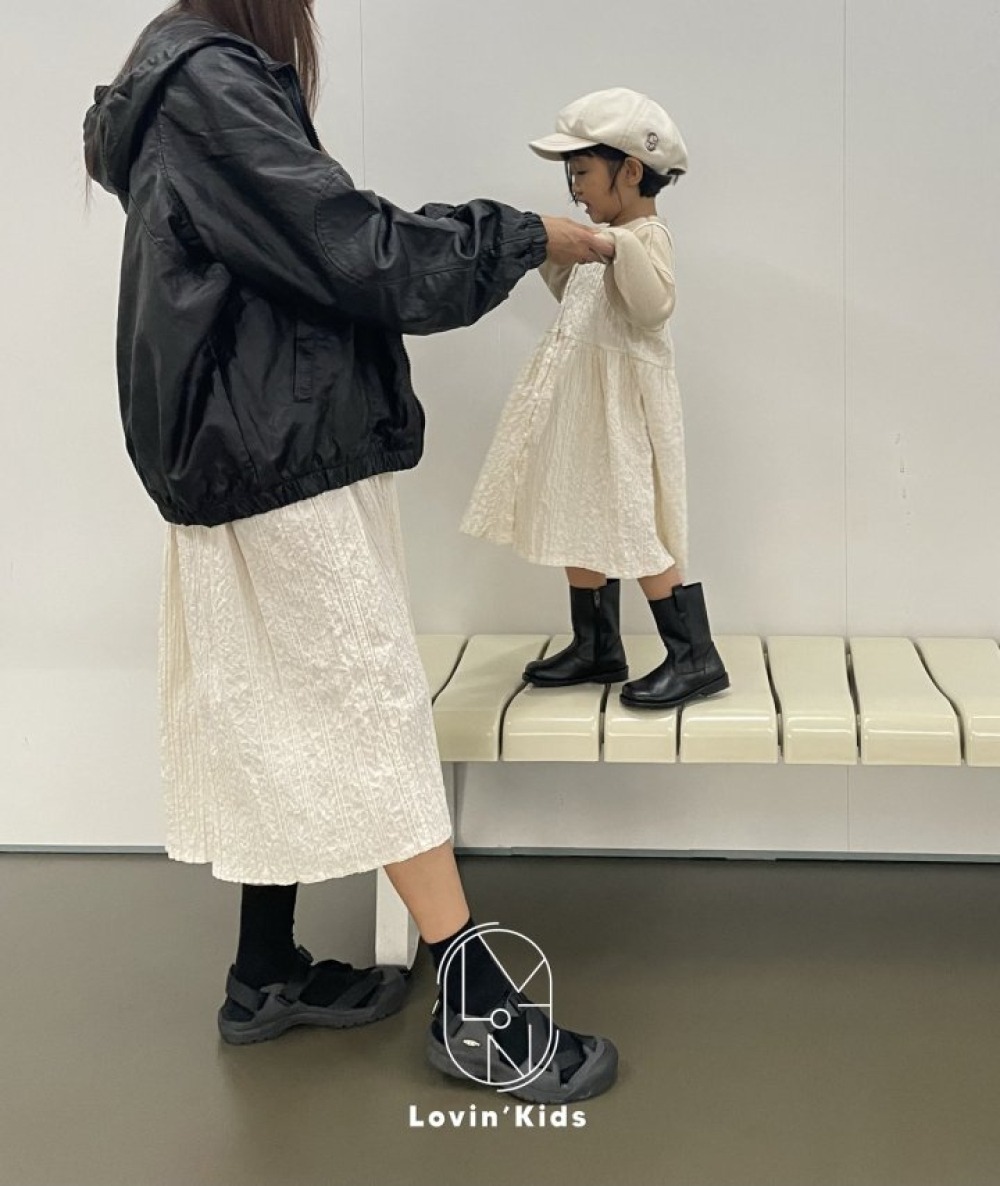 Lovin24｜(80-125cm-mom) 細肩泡泡壓紋洋裝