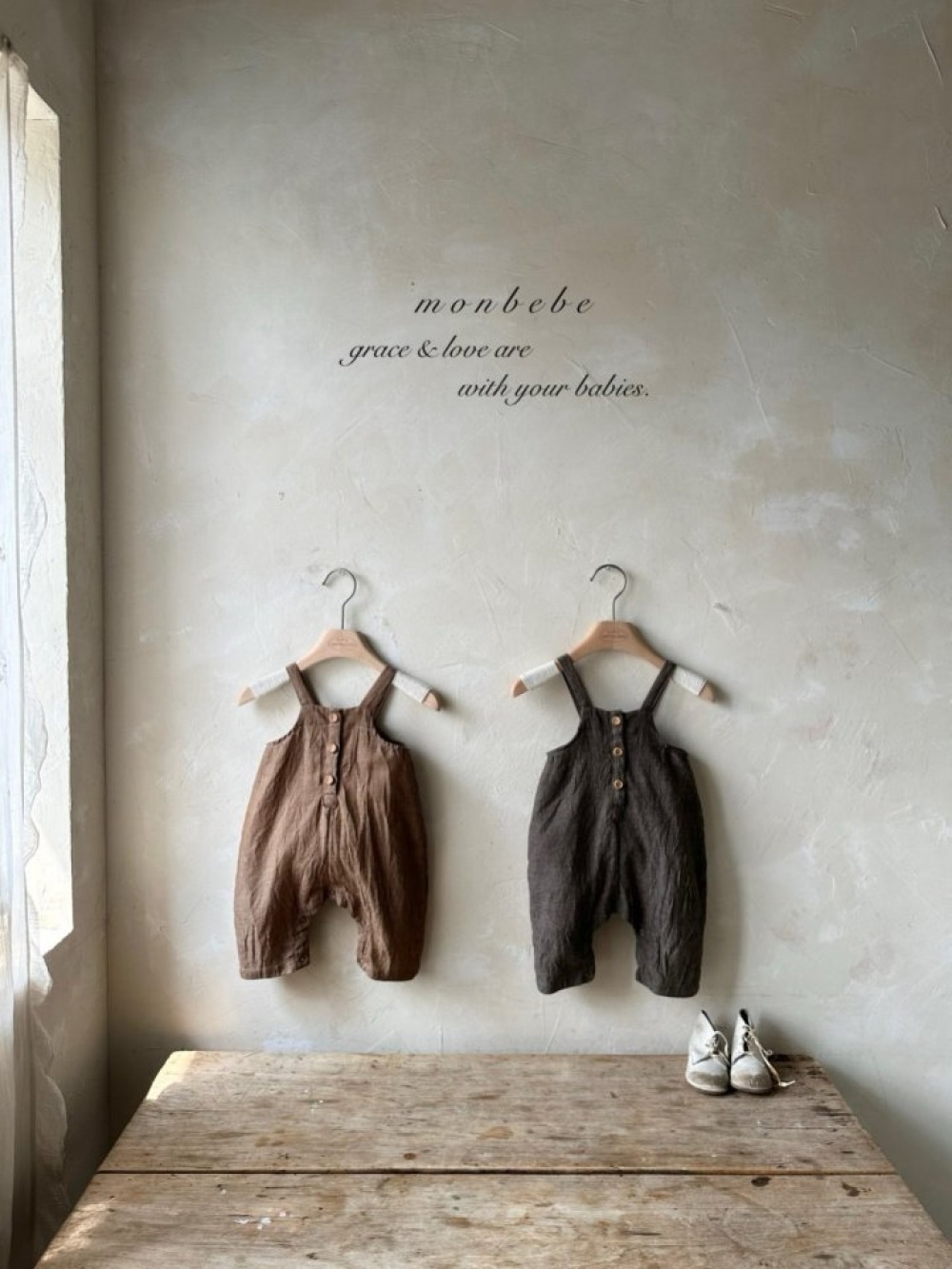 MONBEBE05｜(6m-24m) 木質鈕扣直線條吊帶包屁褲