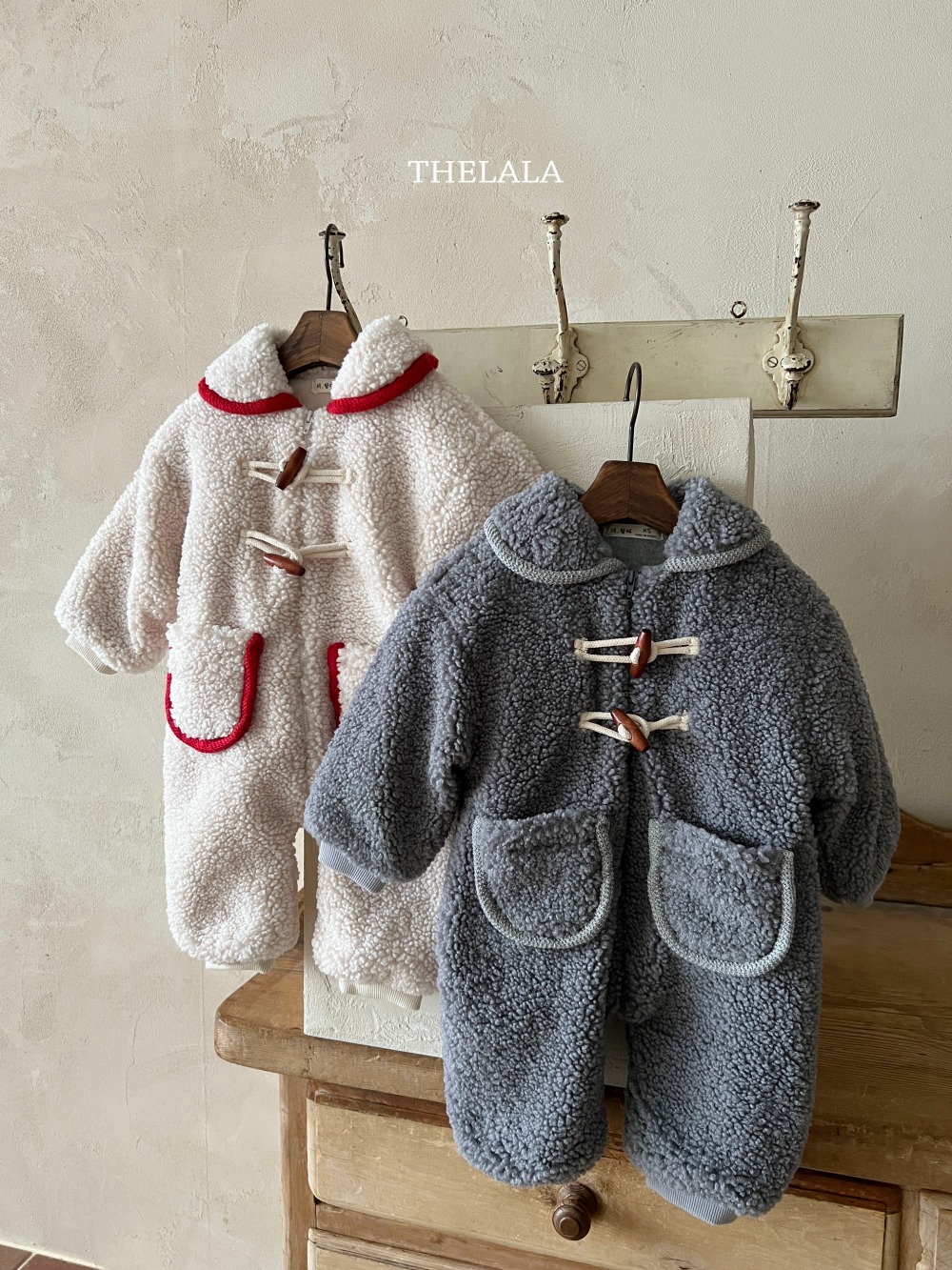 thelala22｜ (0m-18m) 毛毛牛角扣滾邊連身衣