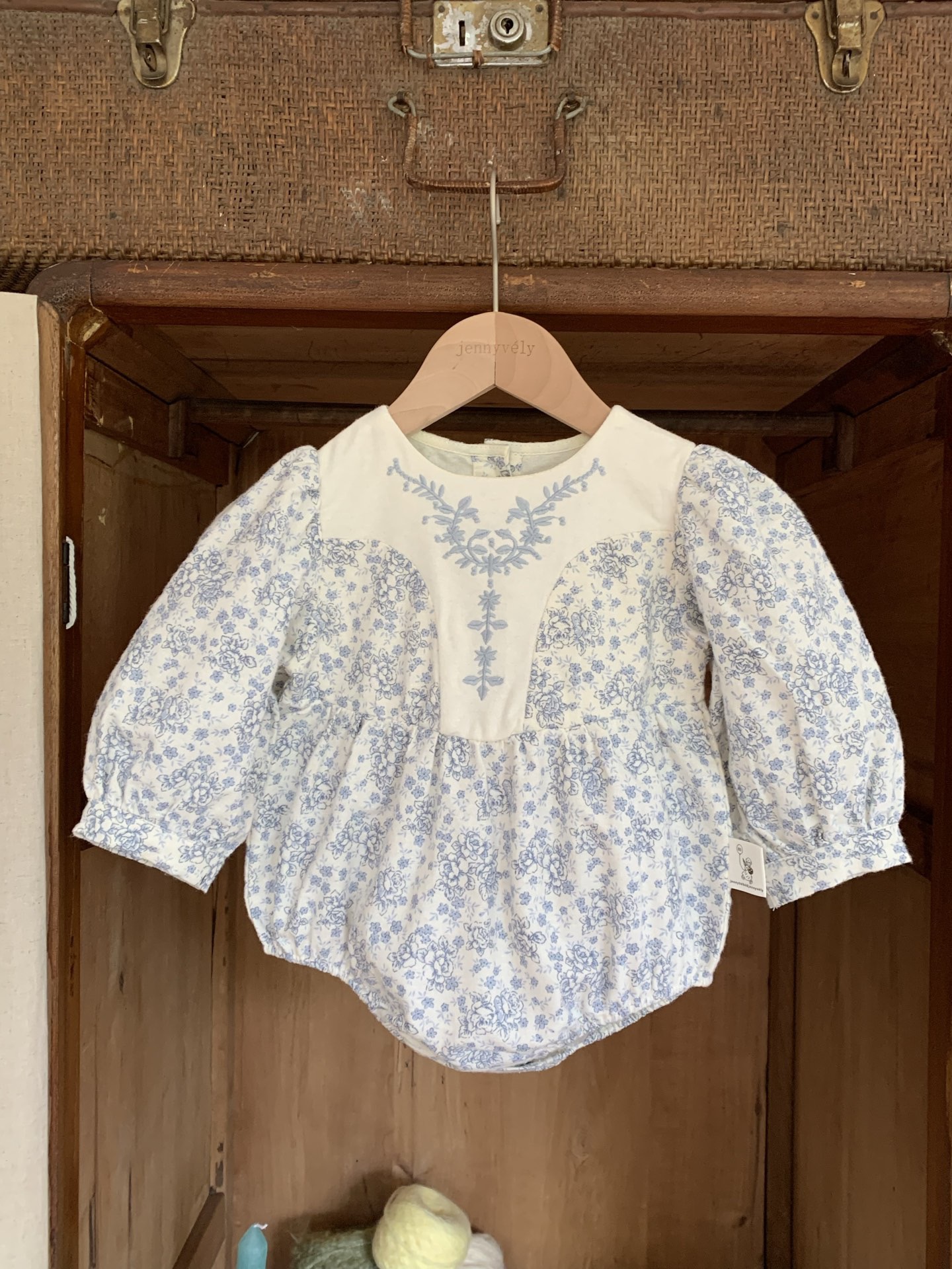 JE596｜(66cm-90cm) 藍色花藤包屁衣