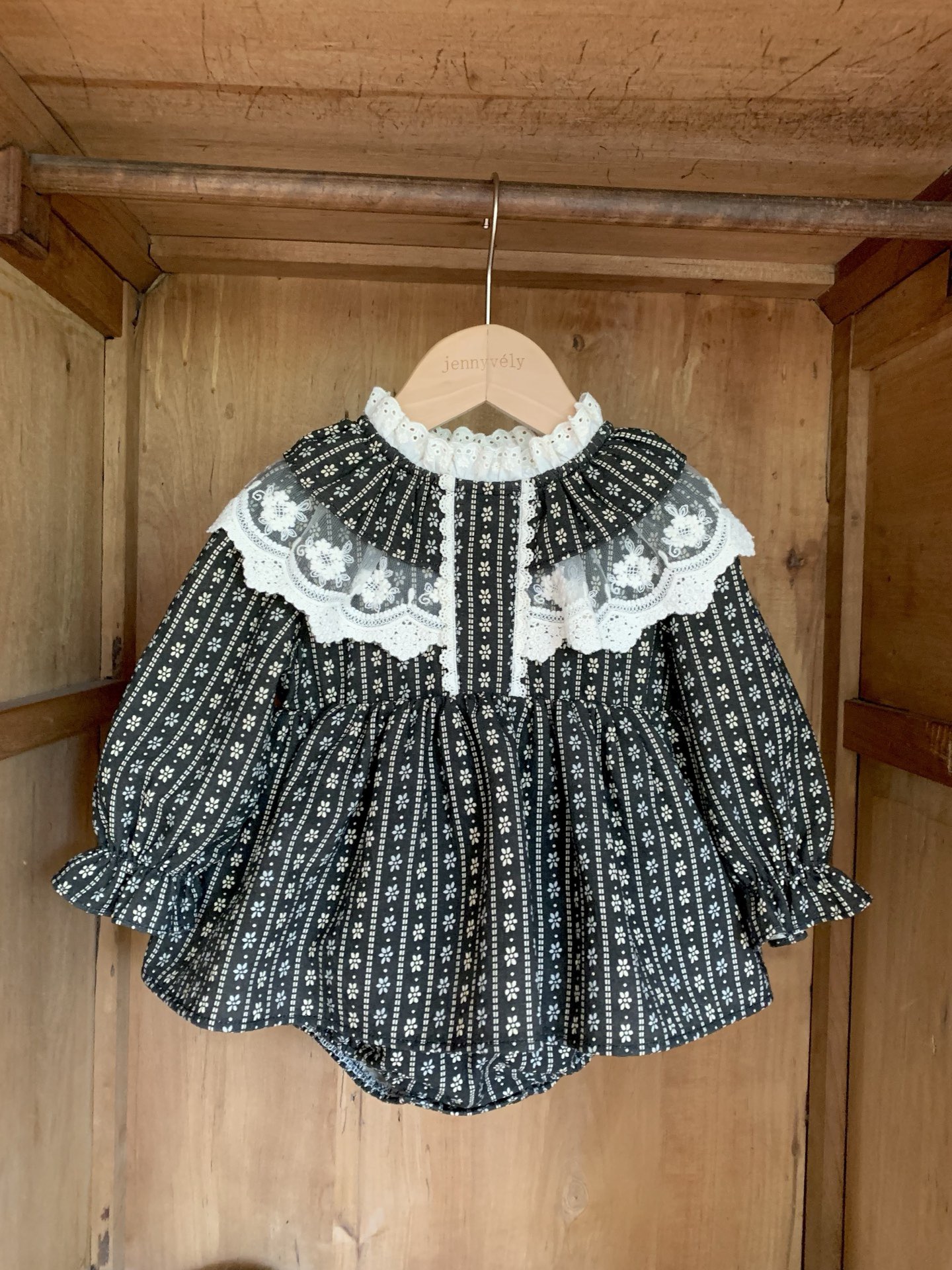 JE612｜(66cm-100cm) 碎花蕾絲花邊領包屁衣