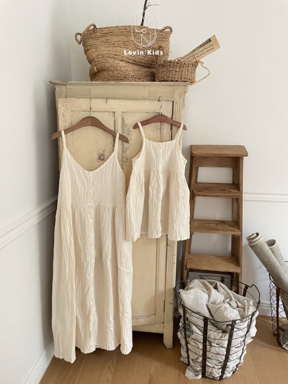 Lovin24｜(80-125cm-mom) 細肩泡泡壓紋洋裝