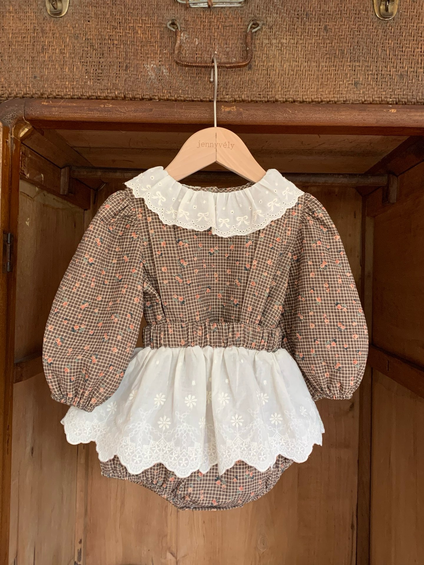 JE628｜(73cm-100cm) 格紋玫瑰花蕾絲包屁衣