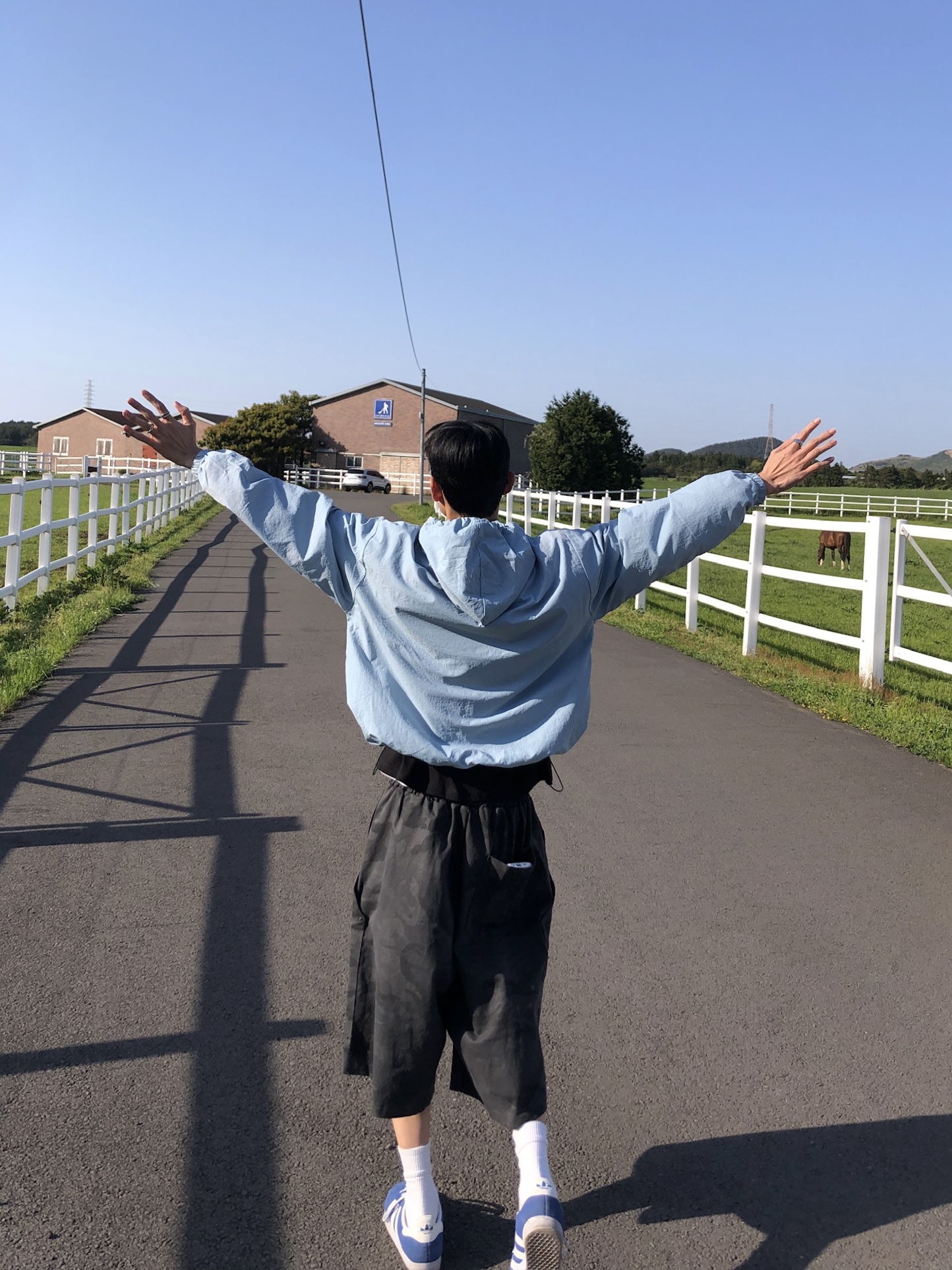 現代街頭 弧形卯釘 夏季風衣 連帽外套 - 3C21