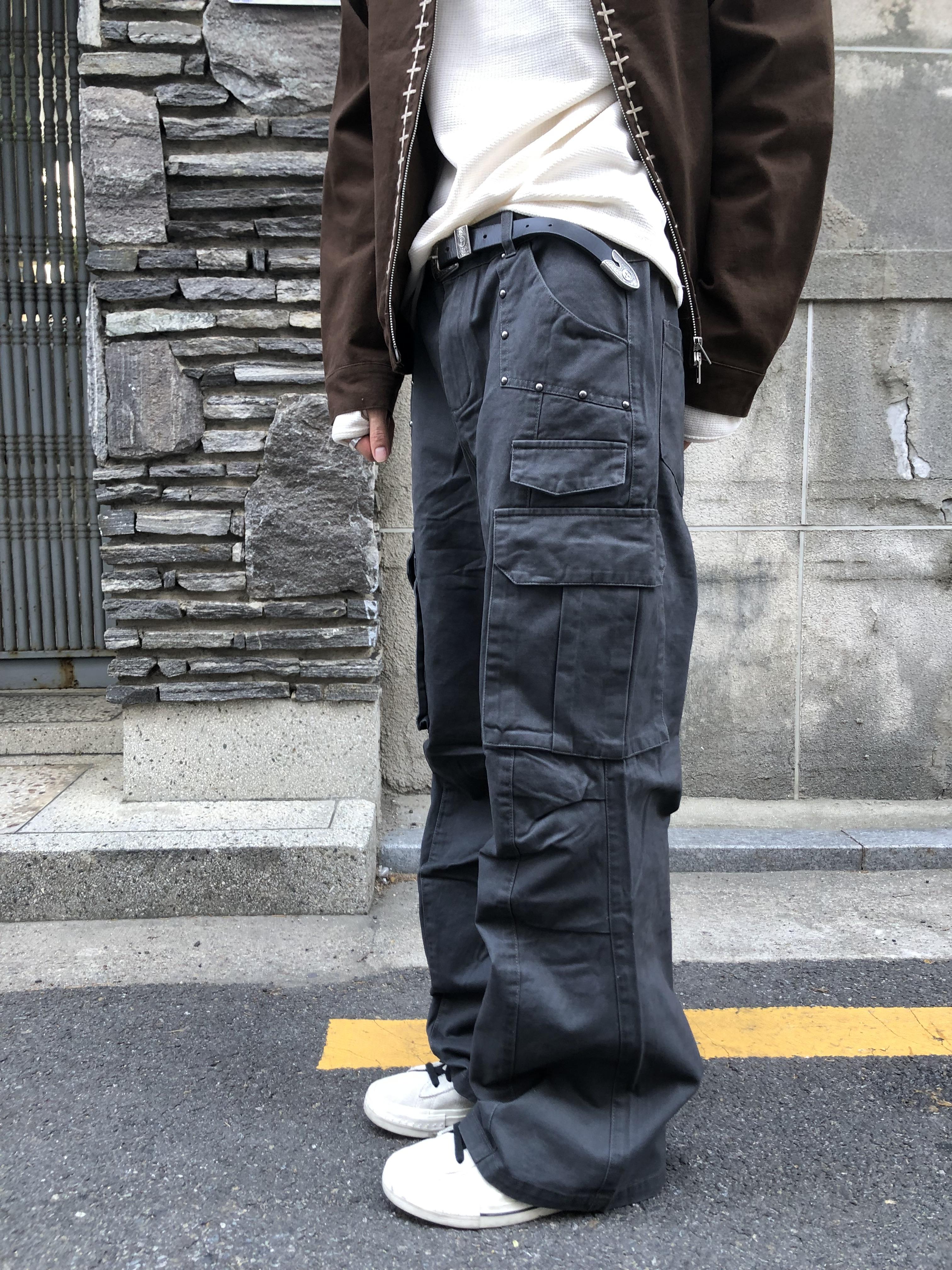 現代潮流 卯釘造型 工裝口袋 喇叭長褲 - 2C1