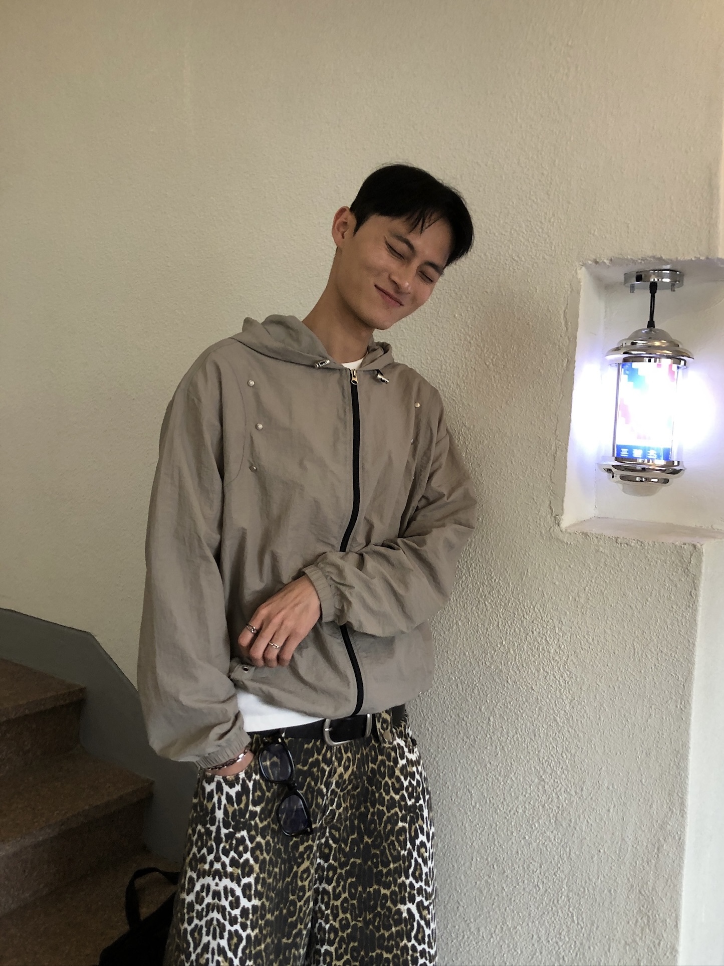 現代街頭 弧形卯釘 夏季風衣 連帽外套 - 3C12