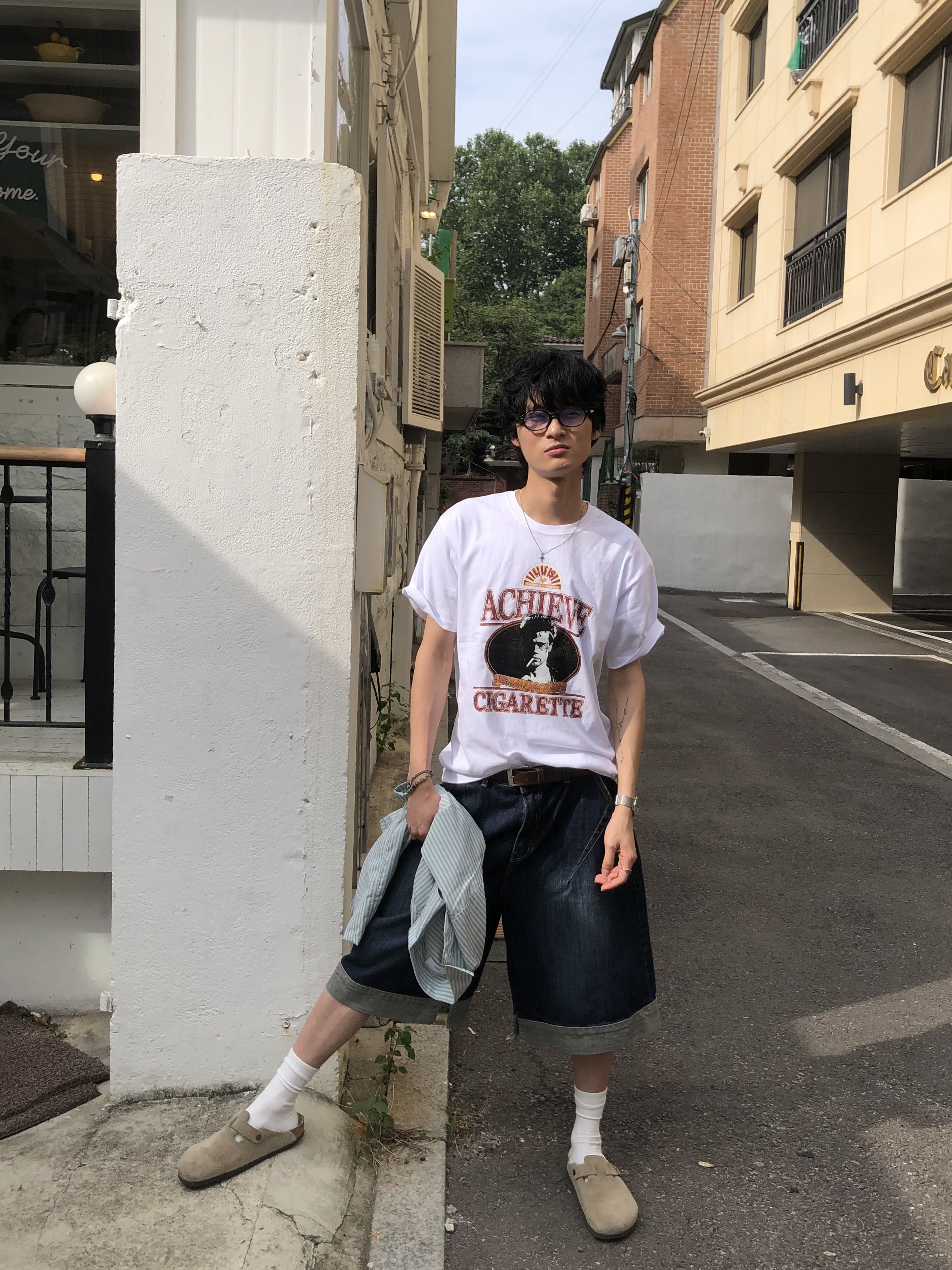 美式風 漸層刷色 斜切線造型 反折 牛仔短褲 - 2C10