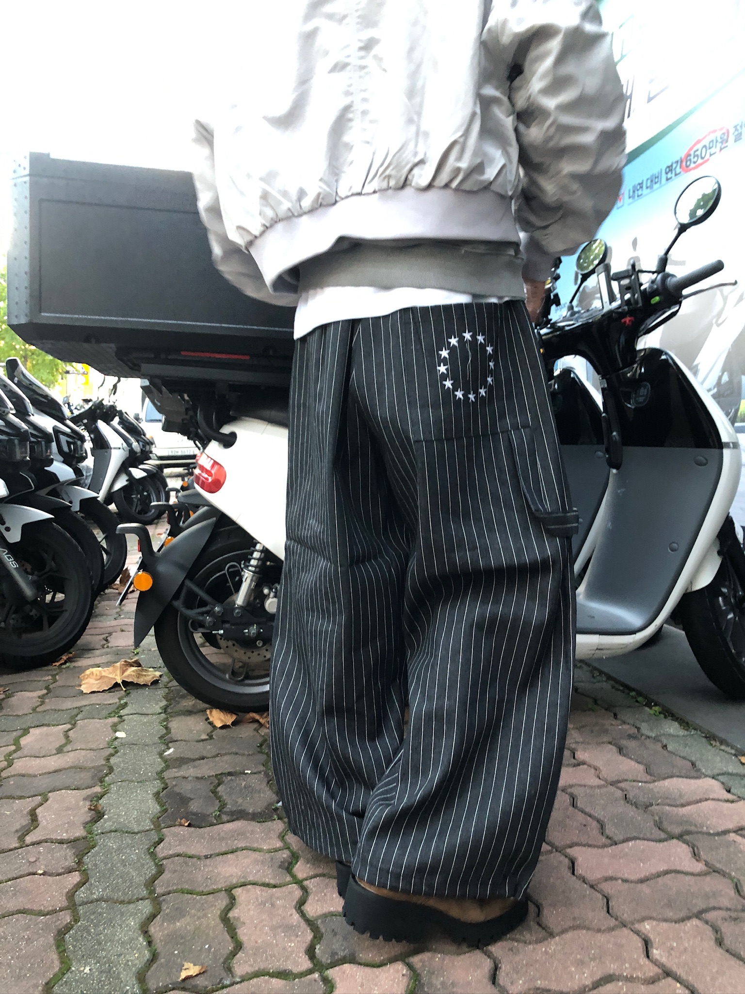 紐約型男 眾星刺繡 單層褶皺 條紋 牛仔寬褲 - 2C6