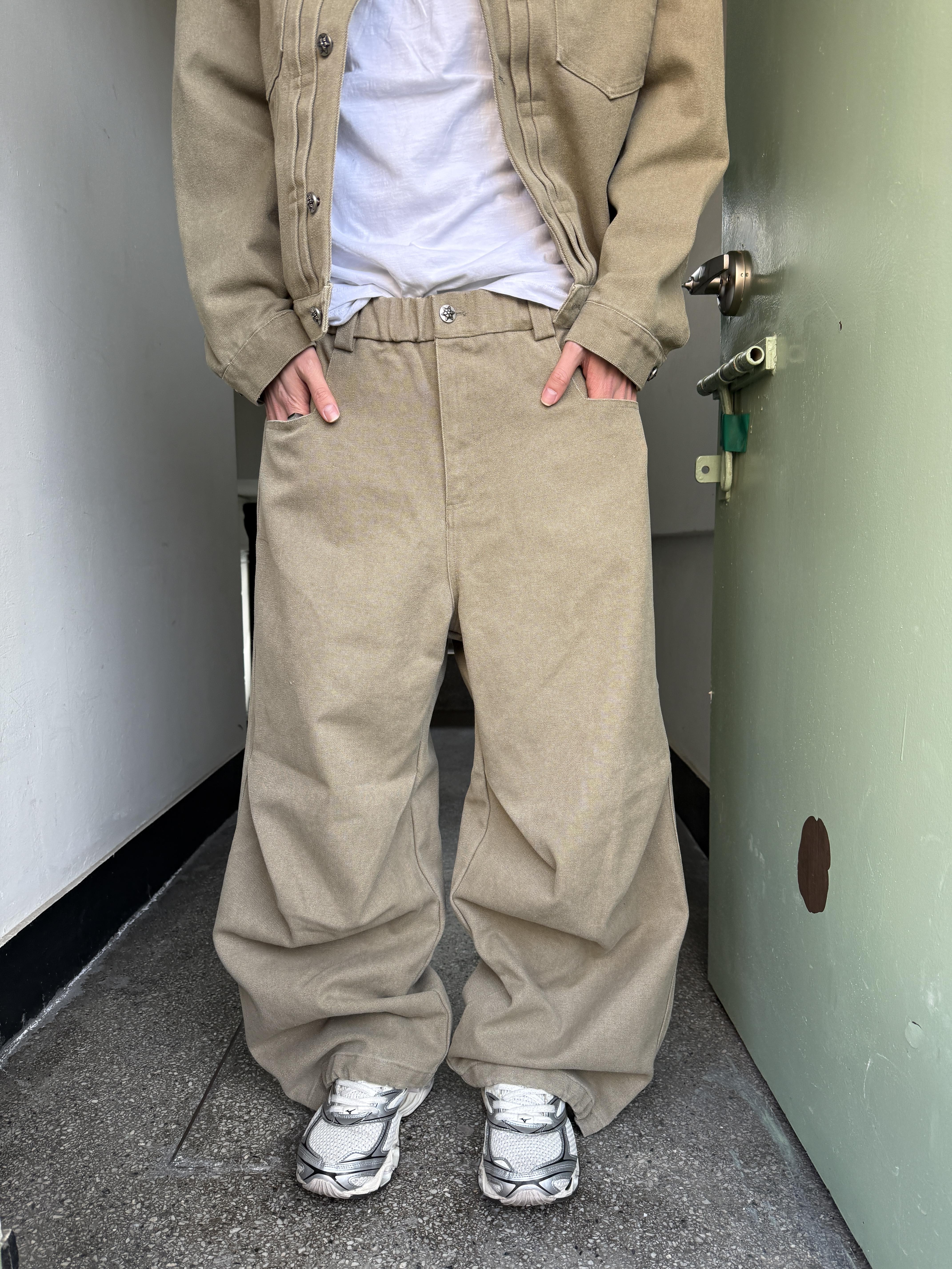 文藝鈕扣 降落傘抓皺 寬版 鬆緊帶 牛仔褲 (set-up) - 2C9