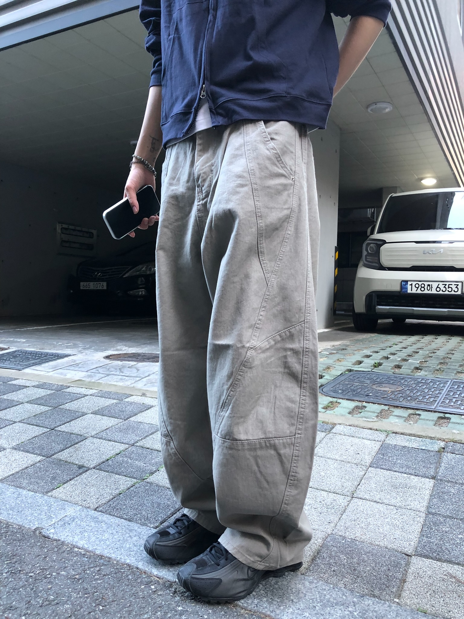 彎刀縫線 俐落版型 鬆緊帶 寬版 長褲 - 4C1