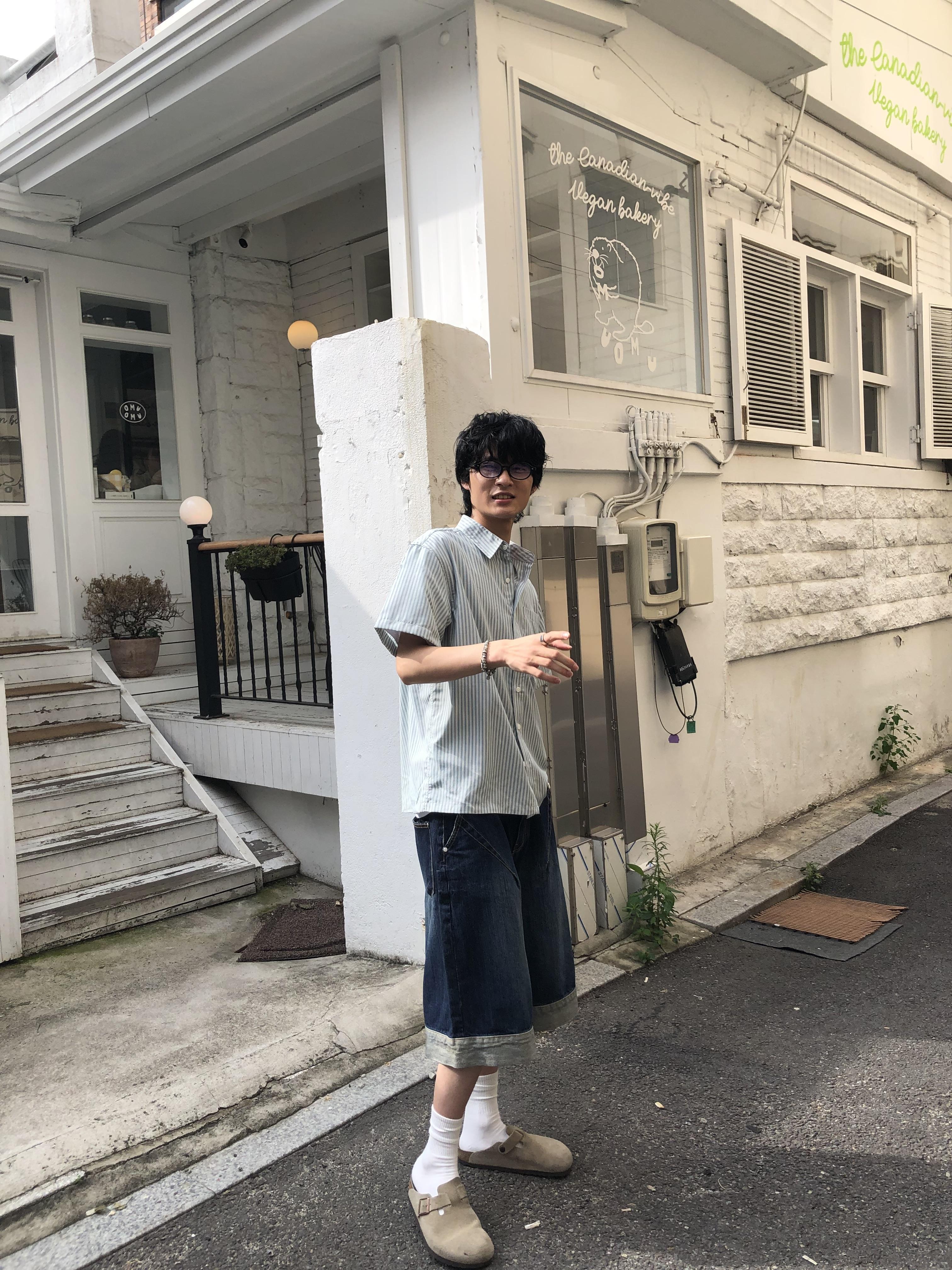 美式風 漸層刷色 斜切線造型 反折 牛仔短褲 - 2C17