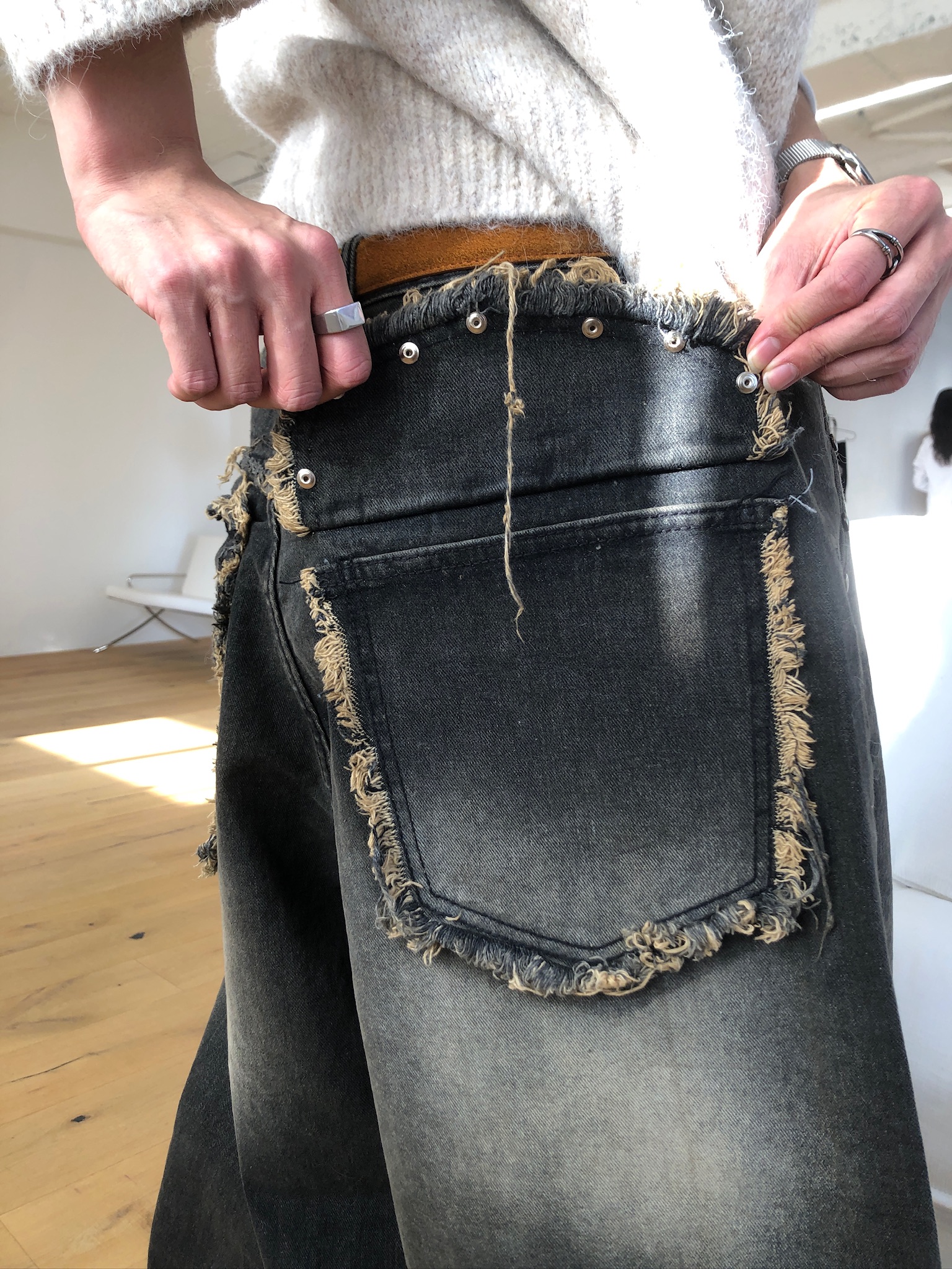 漸層水洗 鑲式卯釘 大口袋 牛仔寬褲 - 2C5