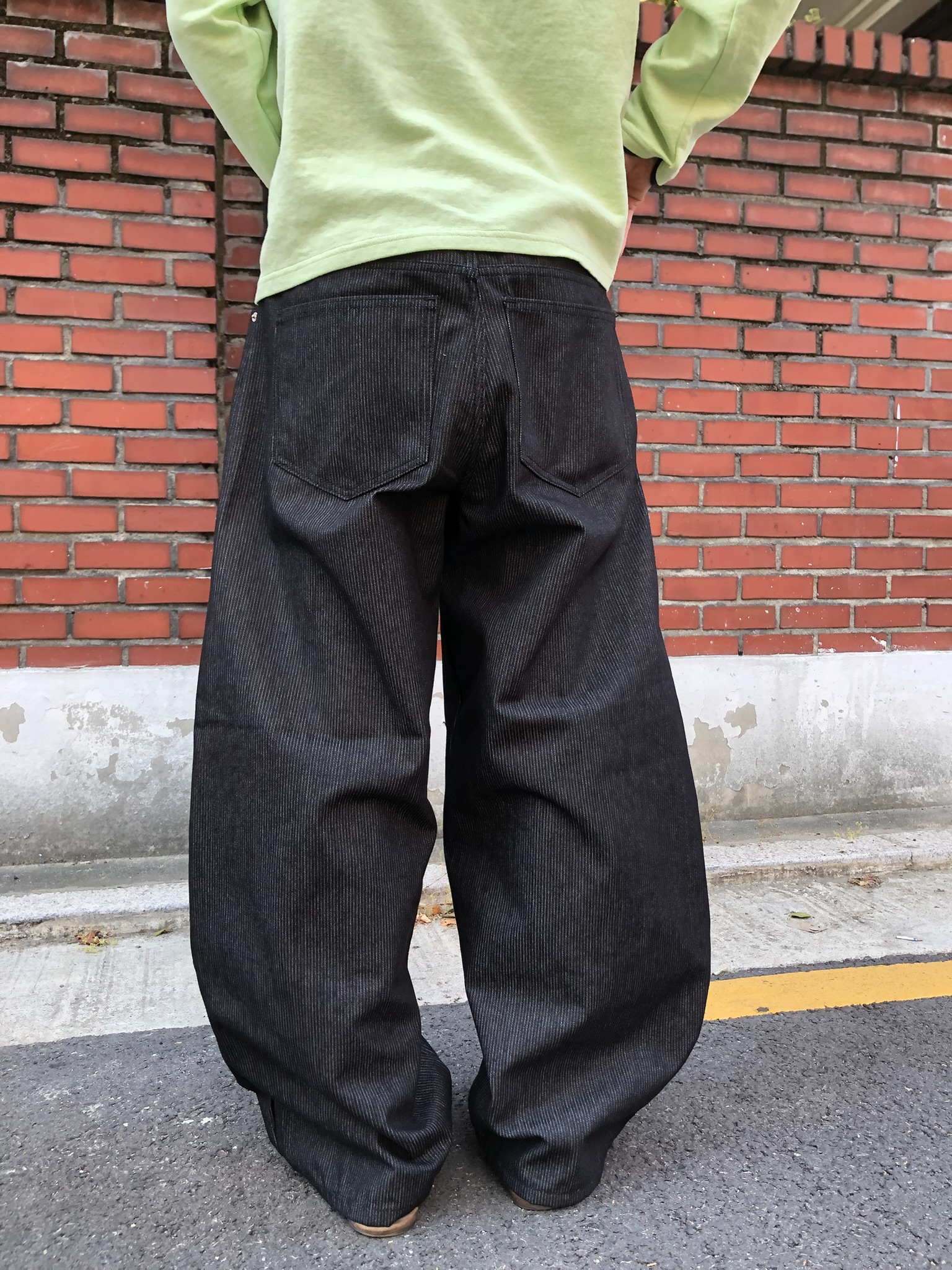 街頭經典百搭 細條紋 鬆緊帶 寬版 牛仔長褲 - 3C9
