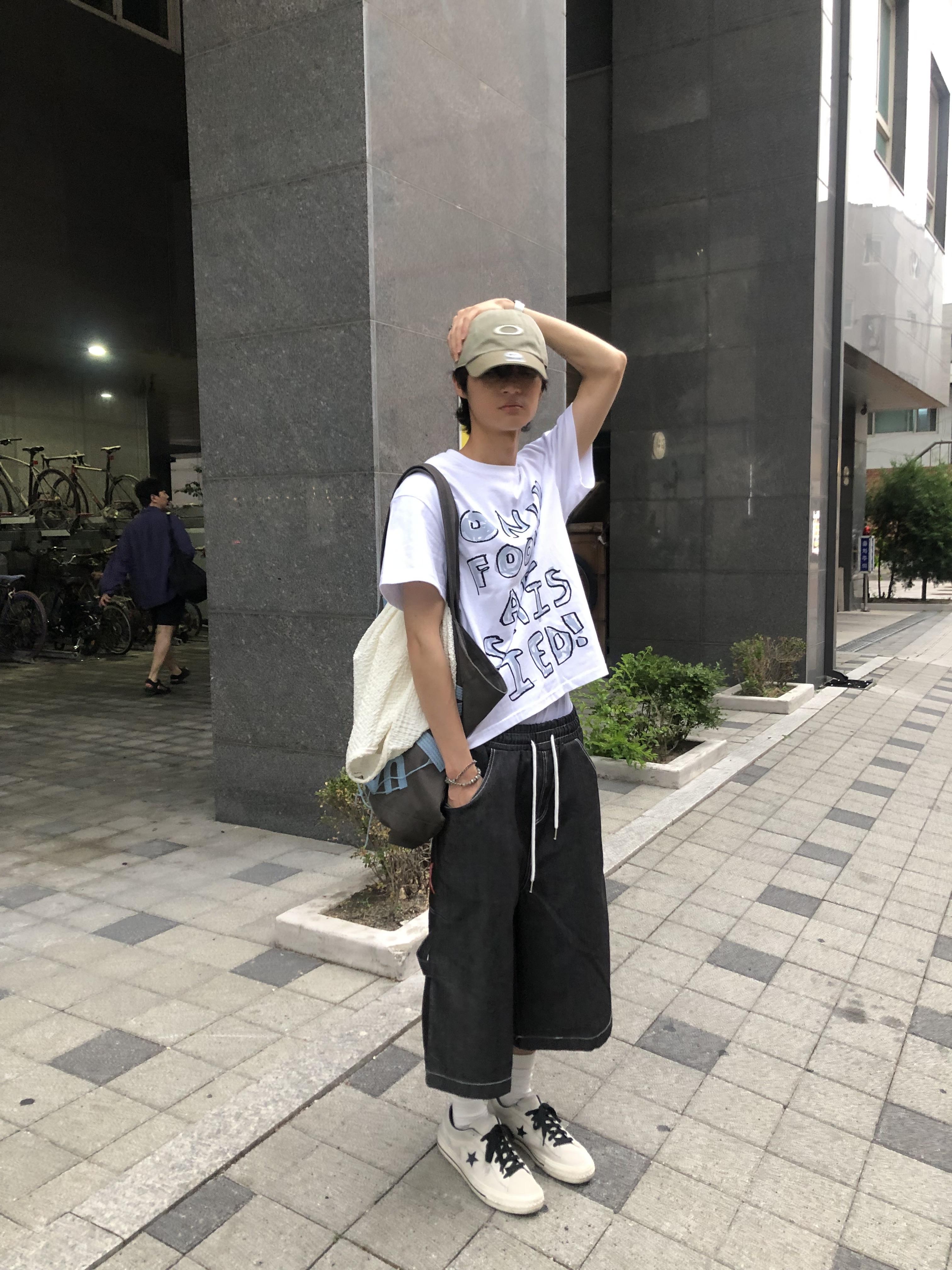 韓系可愛街頭 塗鴉印刷 短版上衣 - 2C4