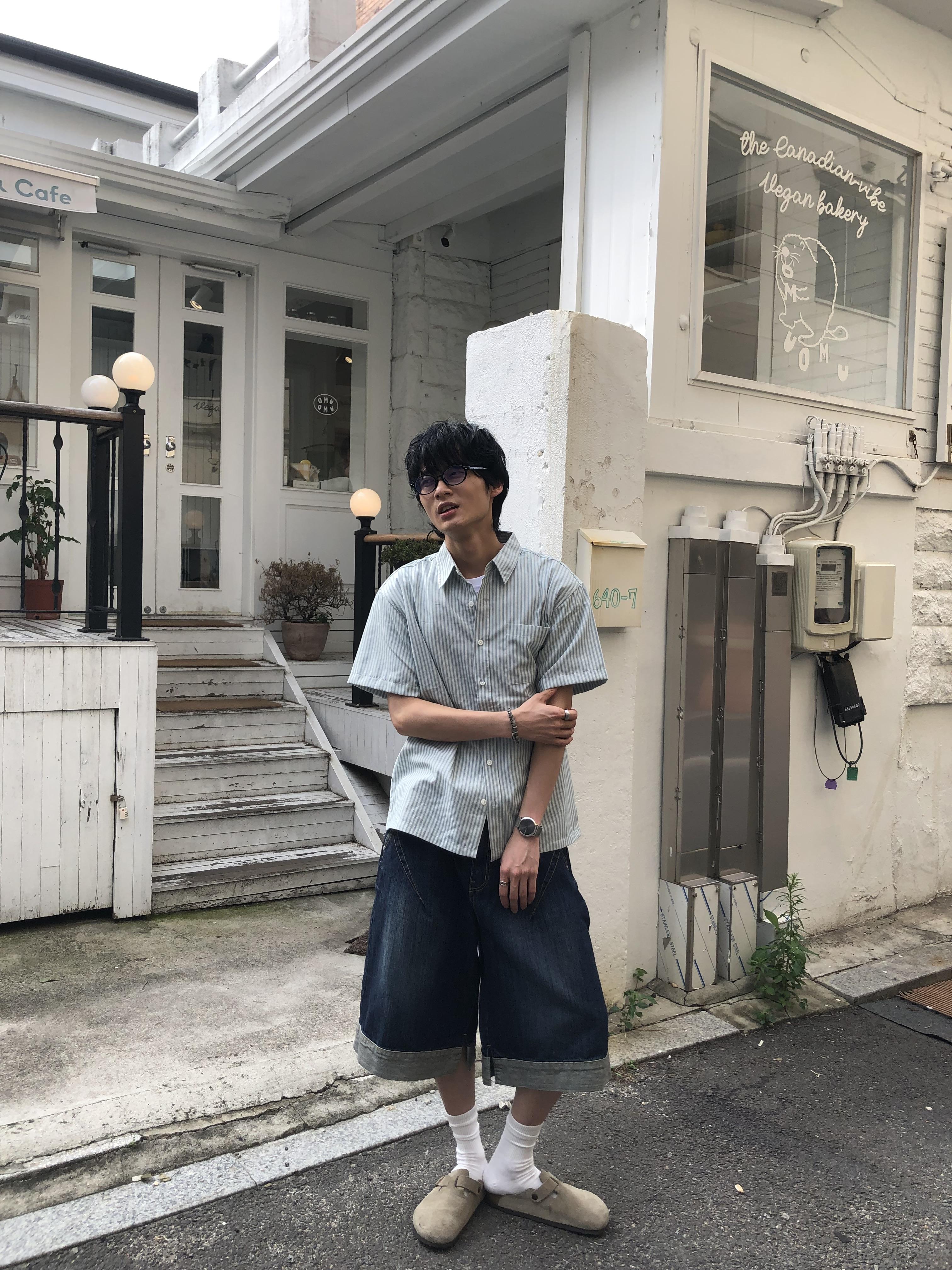 美式風 漸層刷色 斜切線造型 反折 牛仔短褲 - 2C18