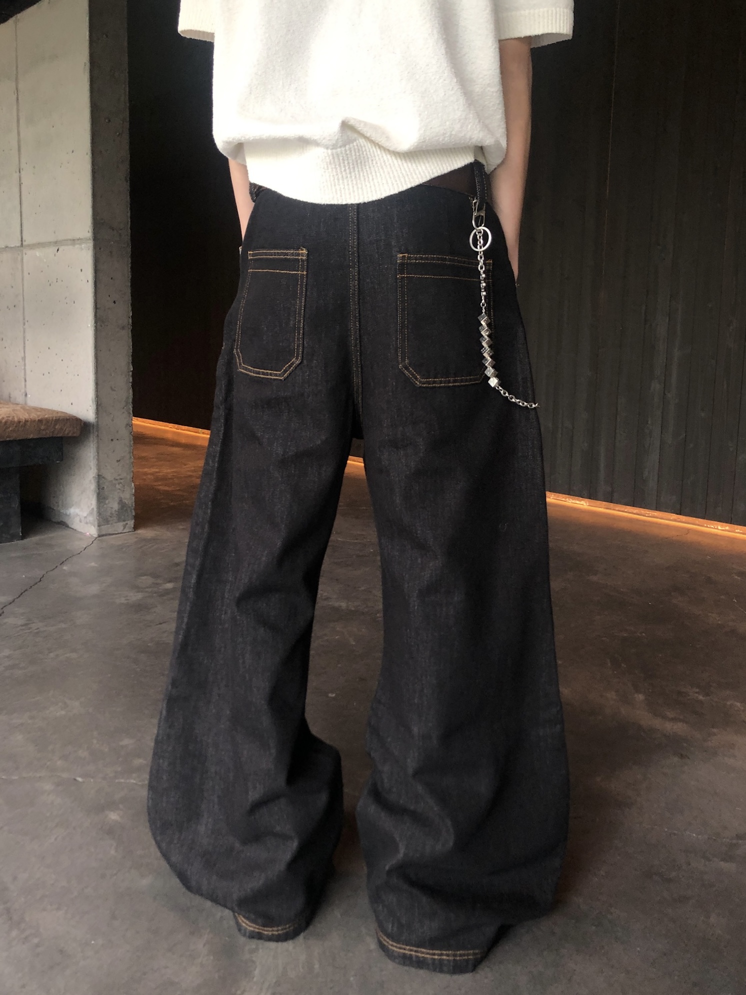 Clean Fit 特殊剪裁 輕薄丹寧 牛仔彎刀褲 - 1C12