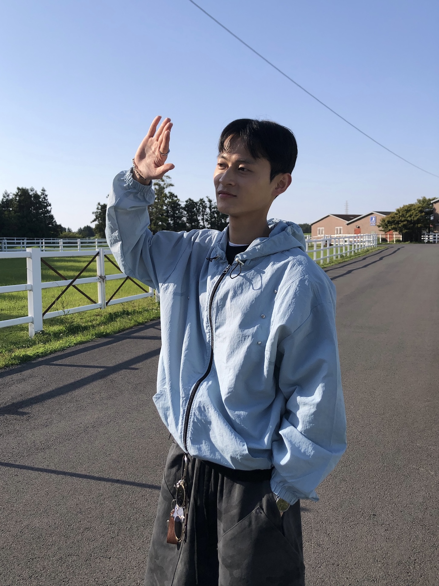 現代街頭 弧形卯釘 夏季風衣 連帽外套 - 3C22