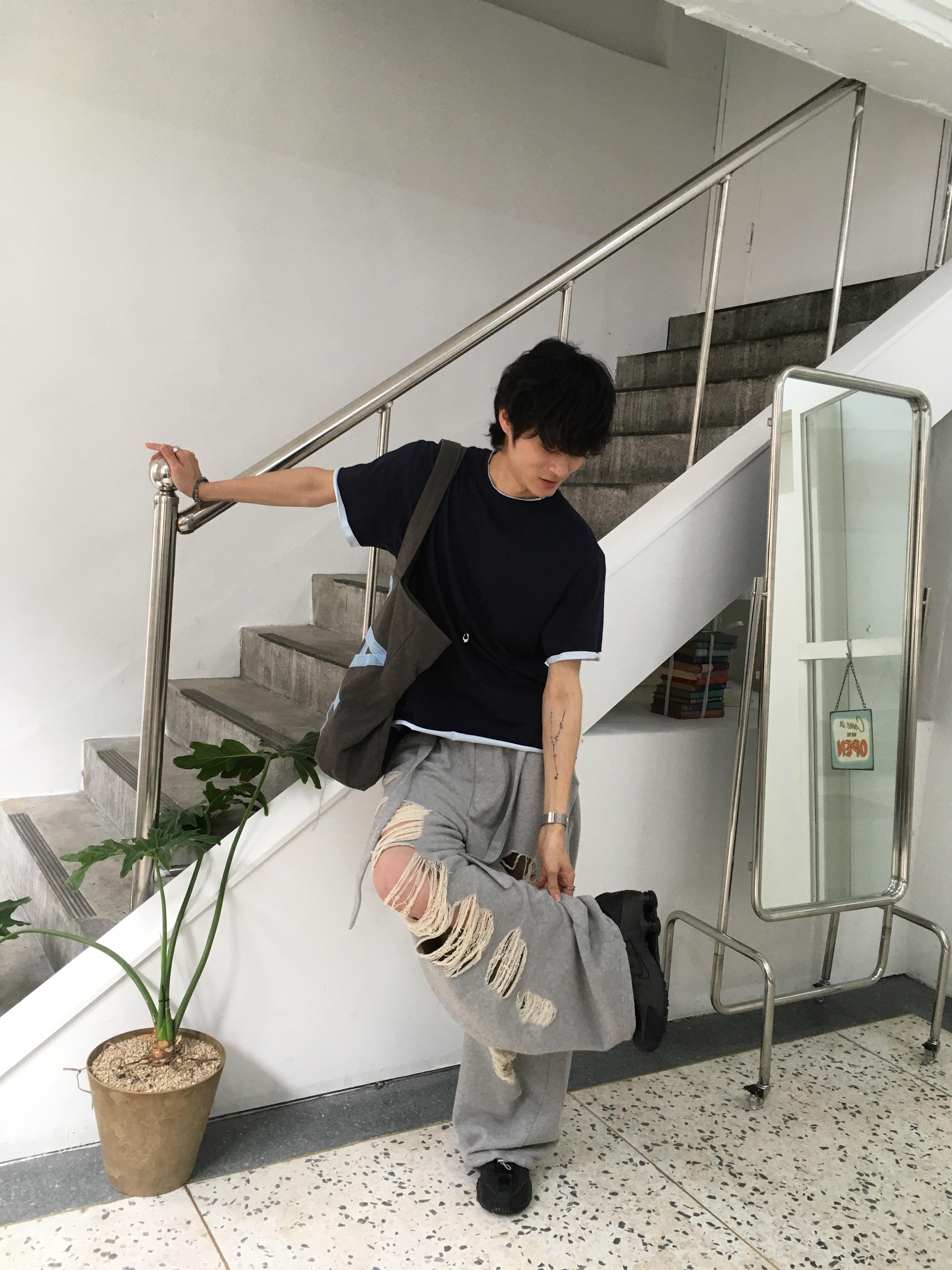 街頭鬆弛感 刷破設計 寬鬆 弧形棉褲 - 2C17
