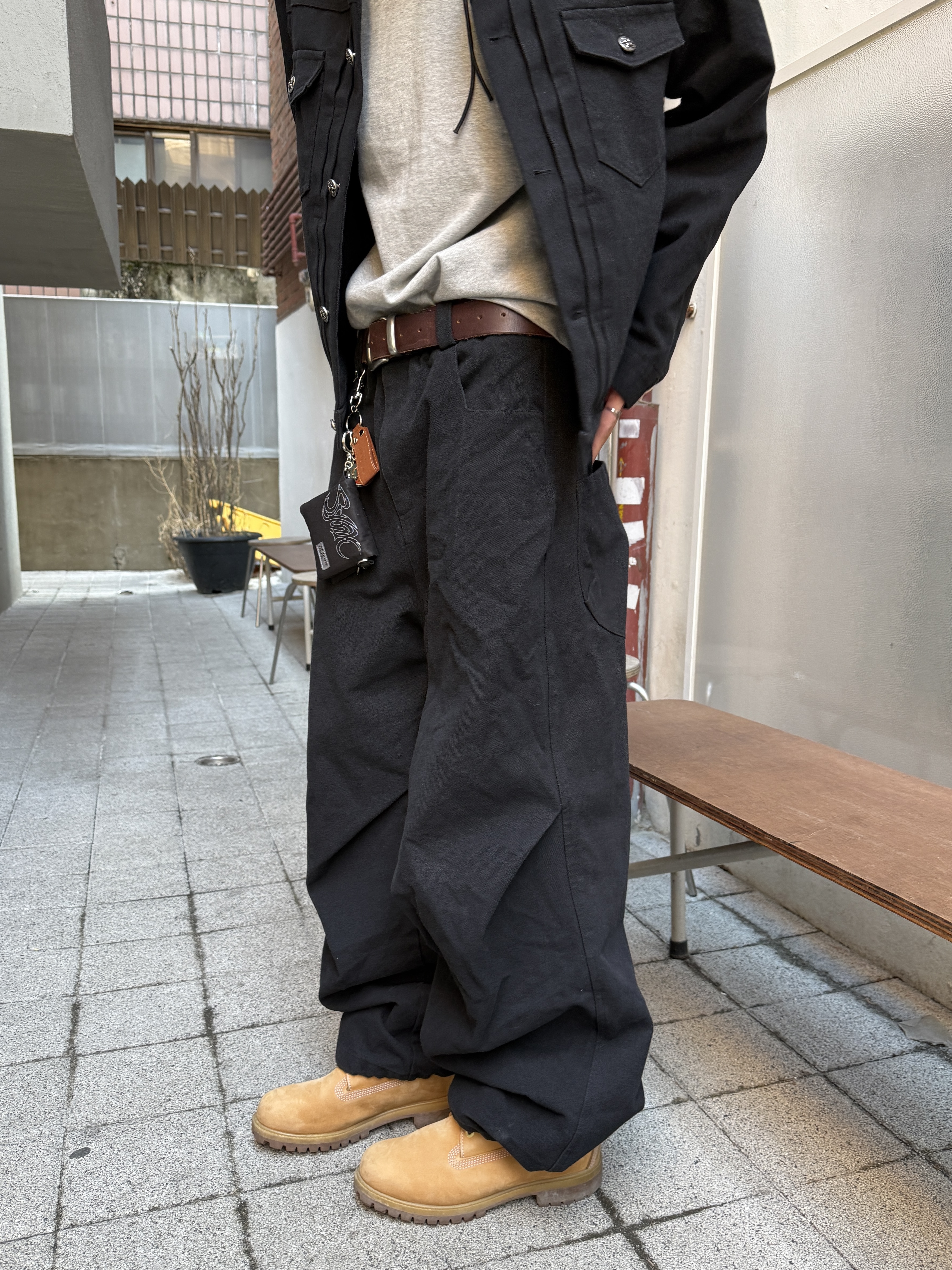 文藝鈕扣 降落傘抓皺 寬版 鬆緊帶 牛仔褲 (set-up) - 2C1