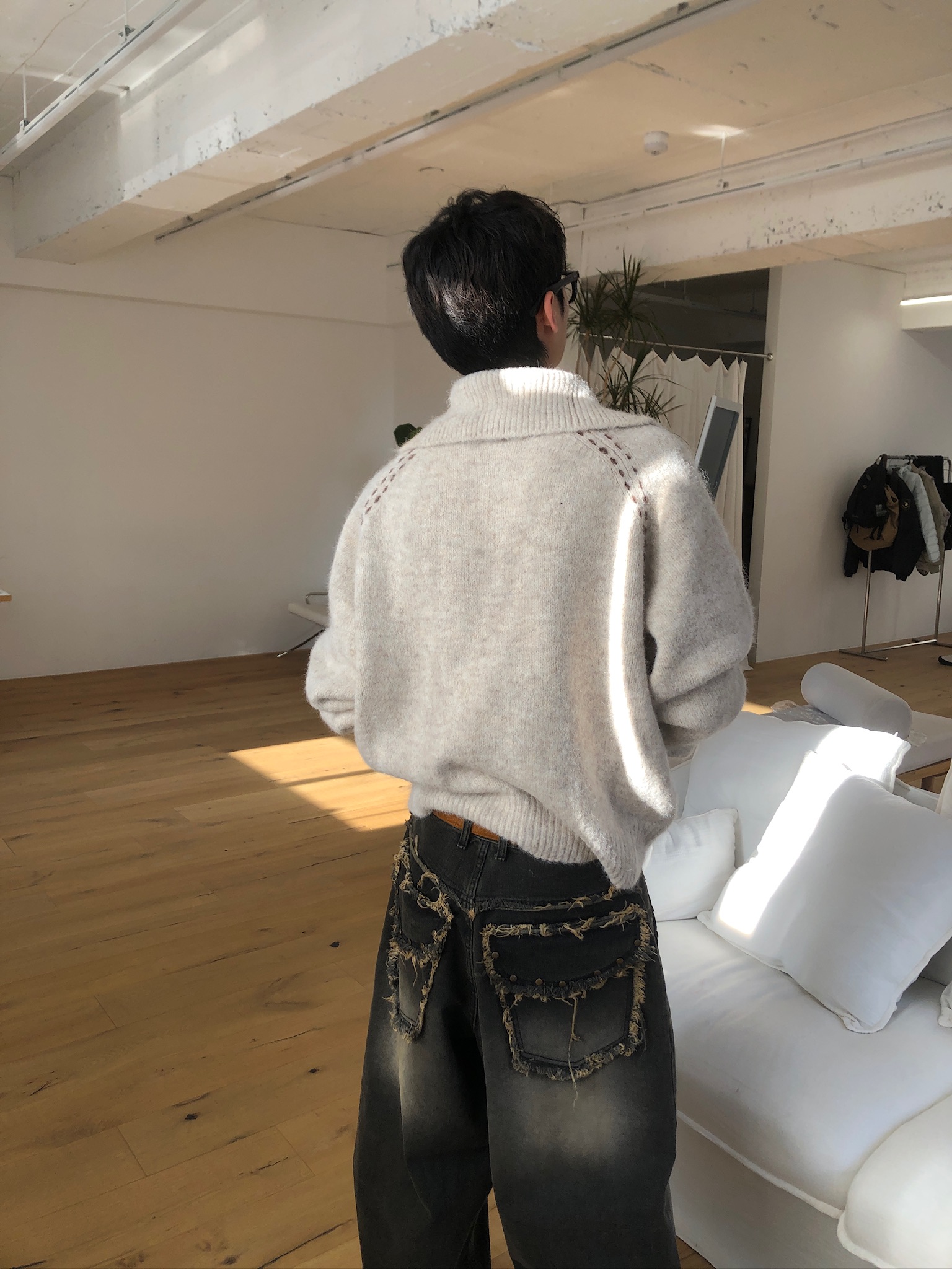 漸層水洗 鑲式卯釘 大口袋 牛仔寬褲 - 2C11