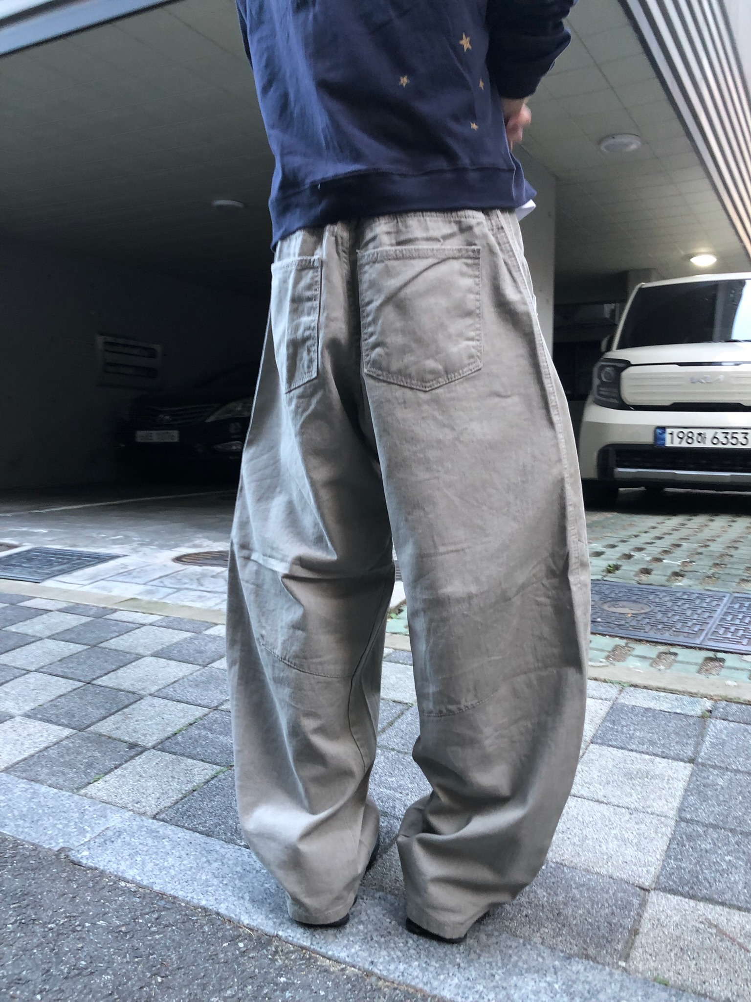 彎刀縫線 俐落版型 鬆緊帶 寬版 長褲 - 4C7