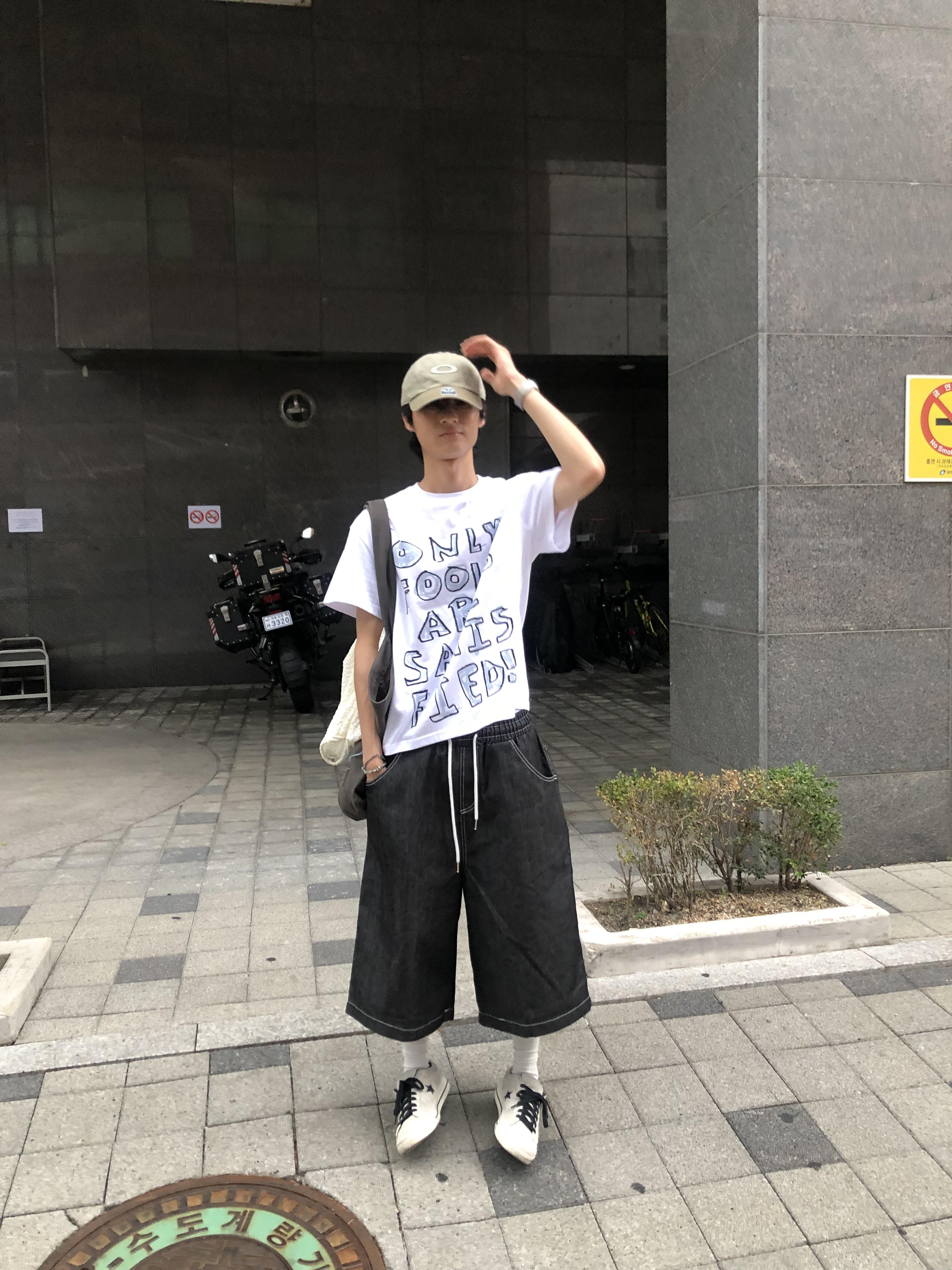 韓系可愛街頭 塗鴉印刷 短版上衣 - 2C18