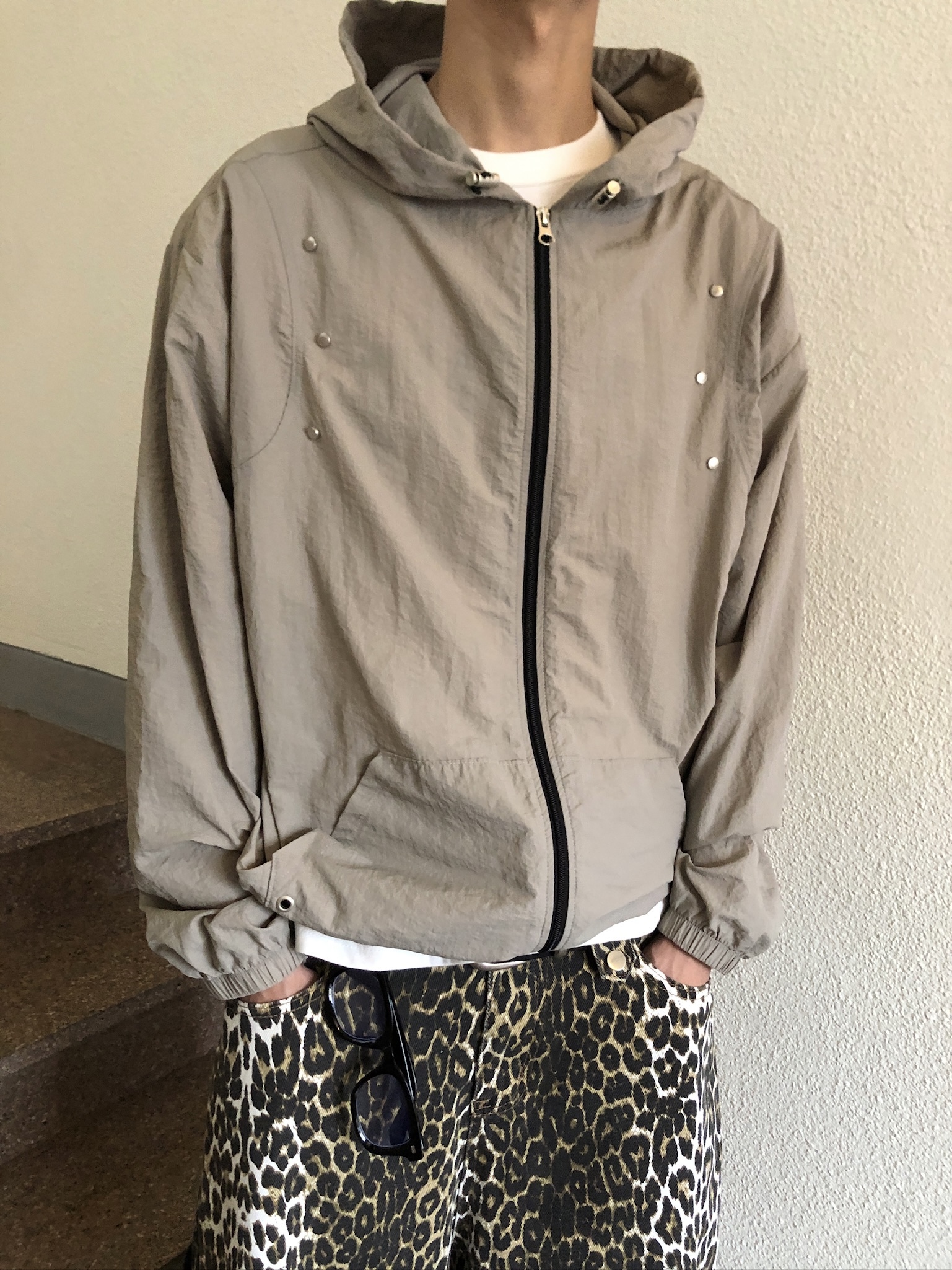 現代街頭 弧形卯釘 夏季風衣 連帽外套 - 3C2