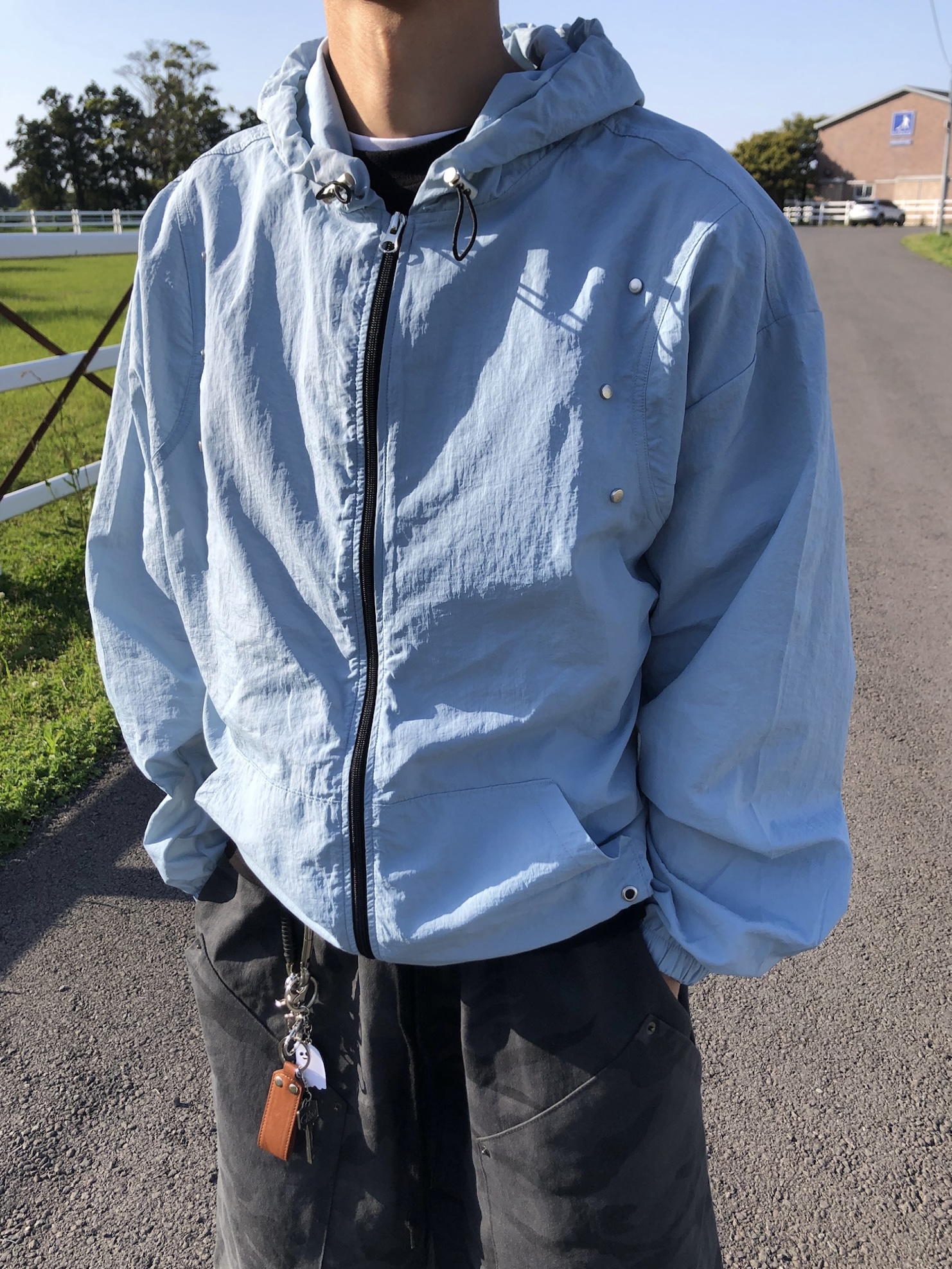 現代街頭 弧形卯釘 夏季風衣 連帽外套 - 3C9