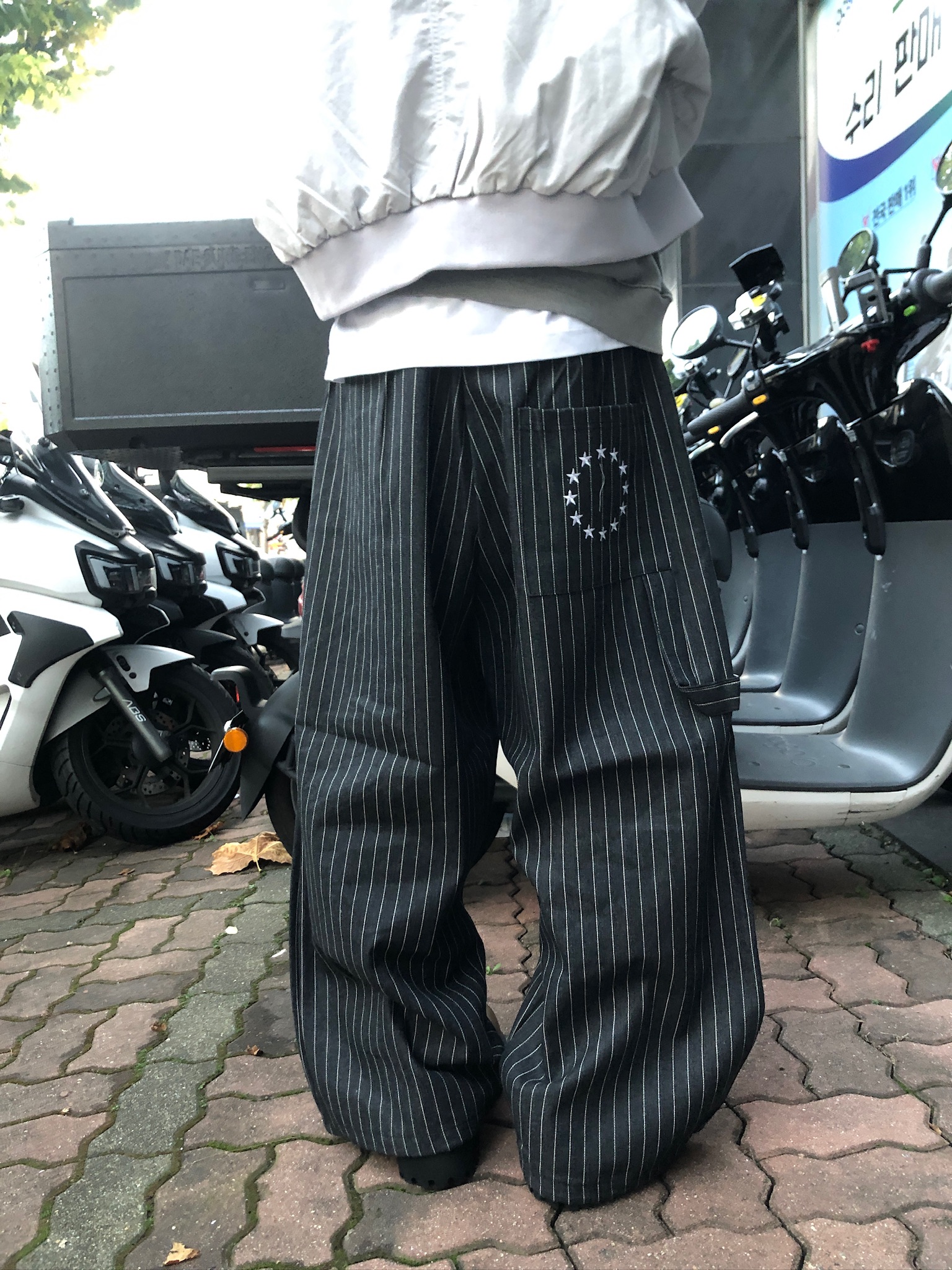 紐約型男 眾星刺繡 單層褶皺 條紋 牛仔寬褲 - 2C10