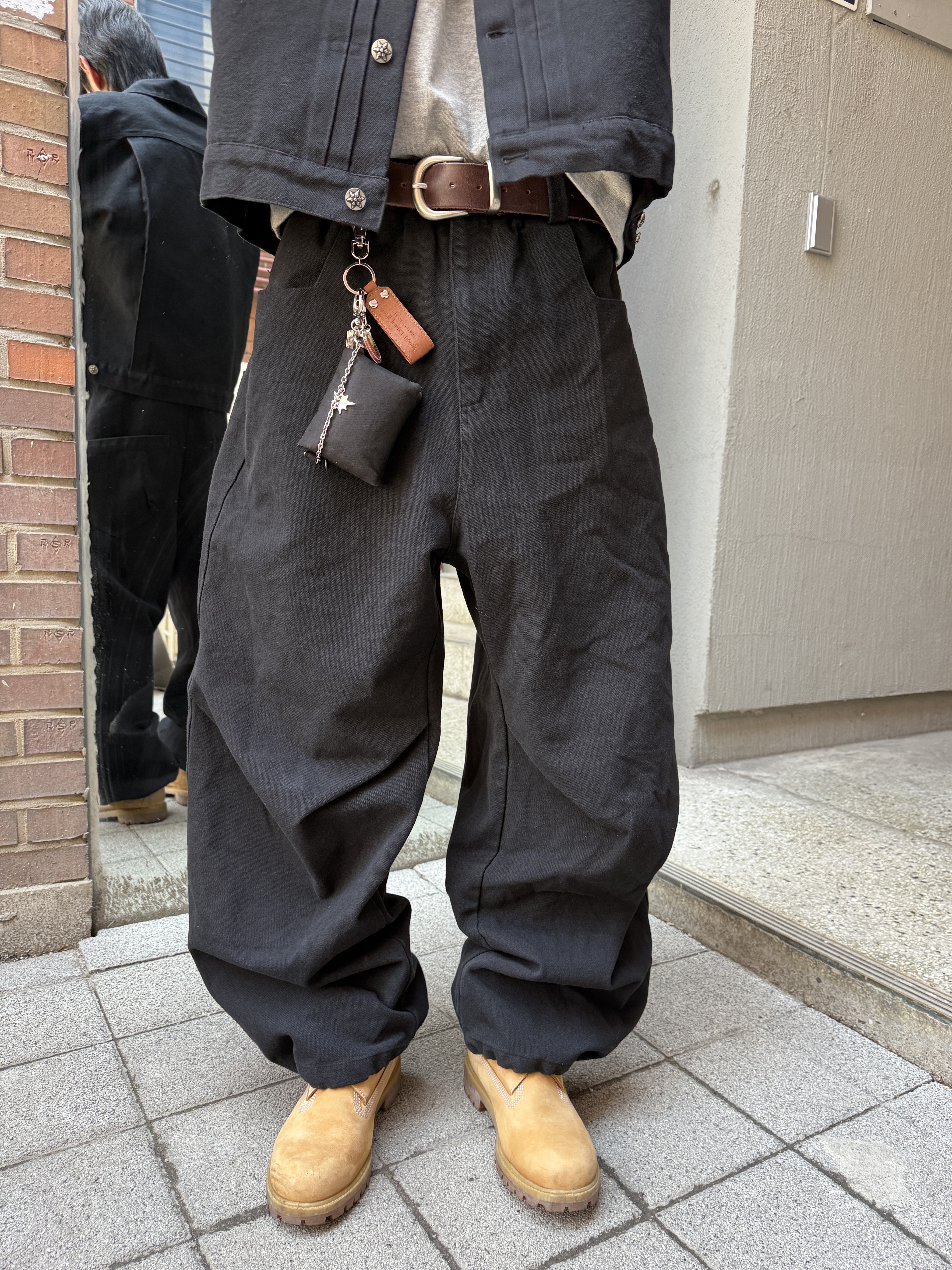 文藝鈕扣 降落傘抓皺 寬版 鬆緊帶 牛仔褲 (set-up) - 2C10