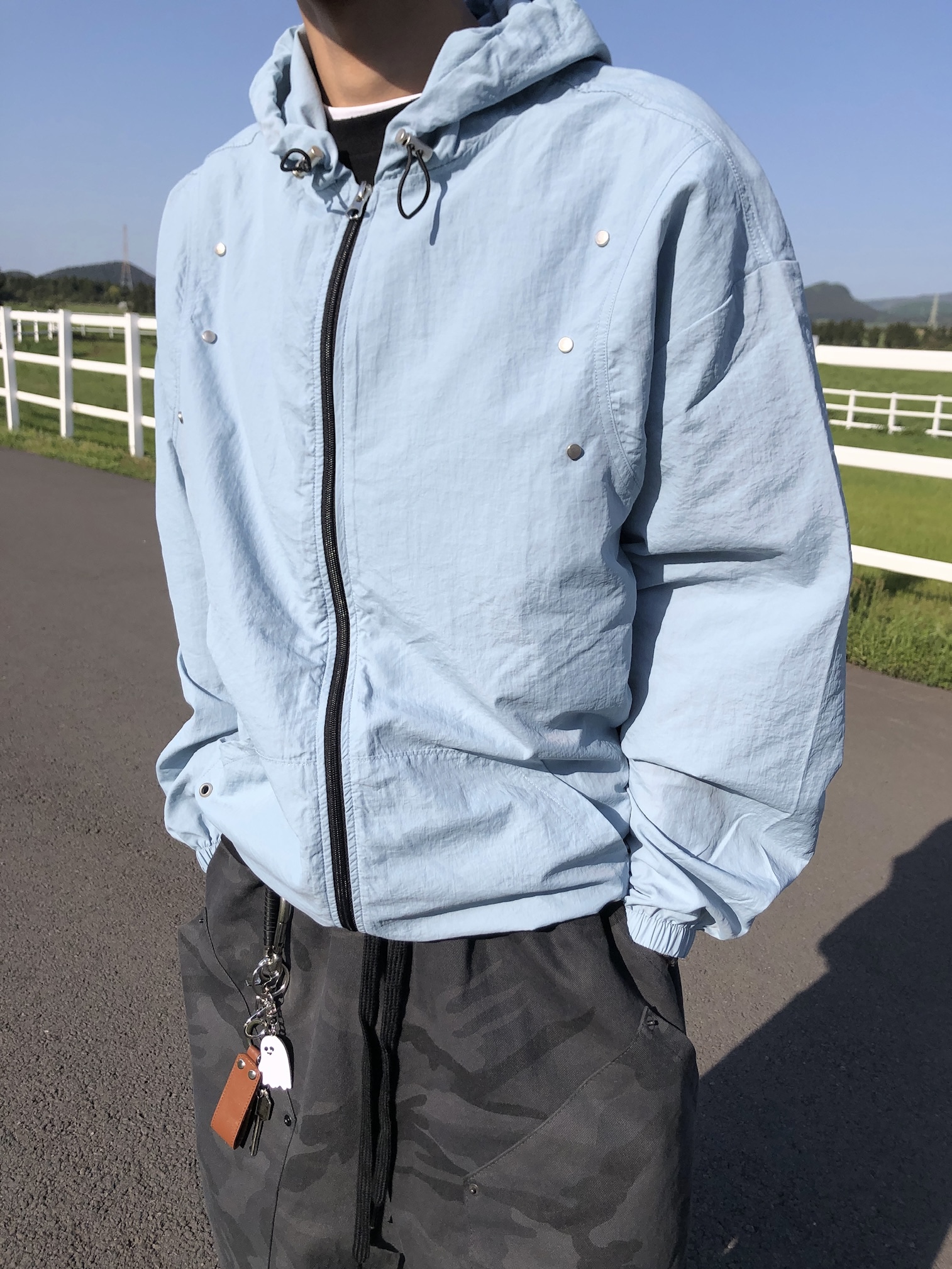 現代街頭 弧形卯釘 夏季風衣 連帽外套 - 3C18