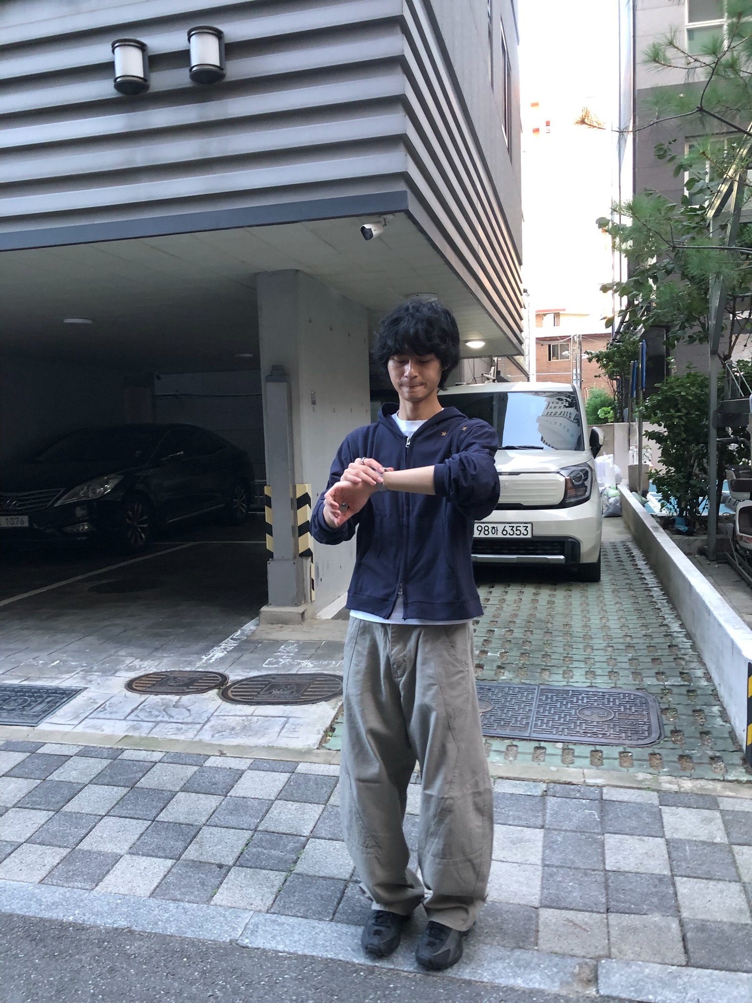 彎刀縫線 俐落版型 鬆緊帶 寬版 長褲 - 4C22