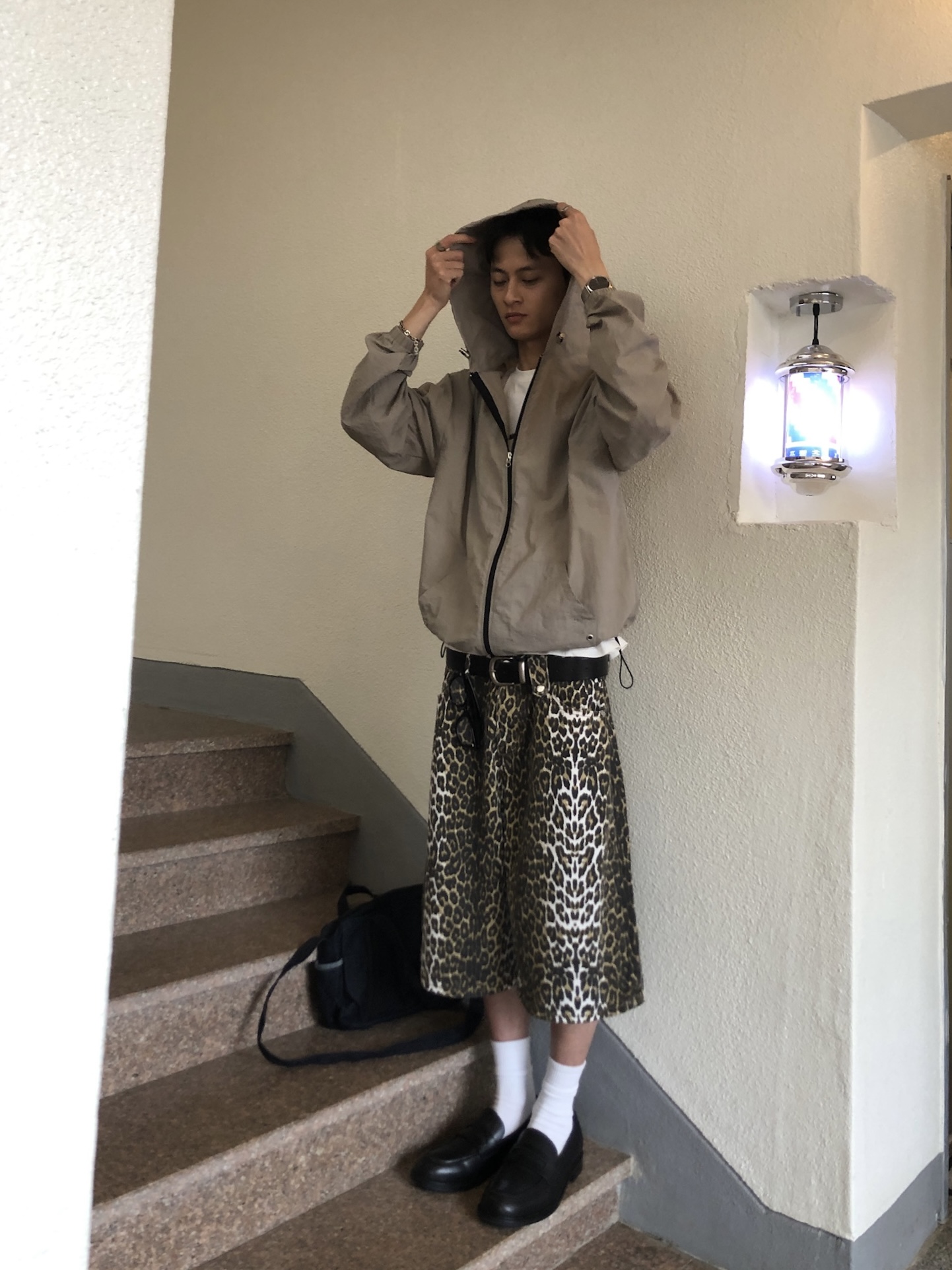 現代街頭 弧形卯釘 夏季風衣 連帽外套 - 3C8