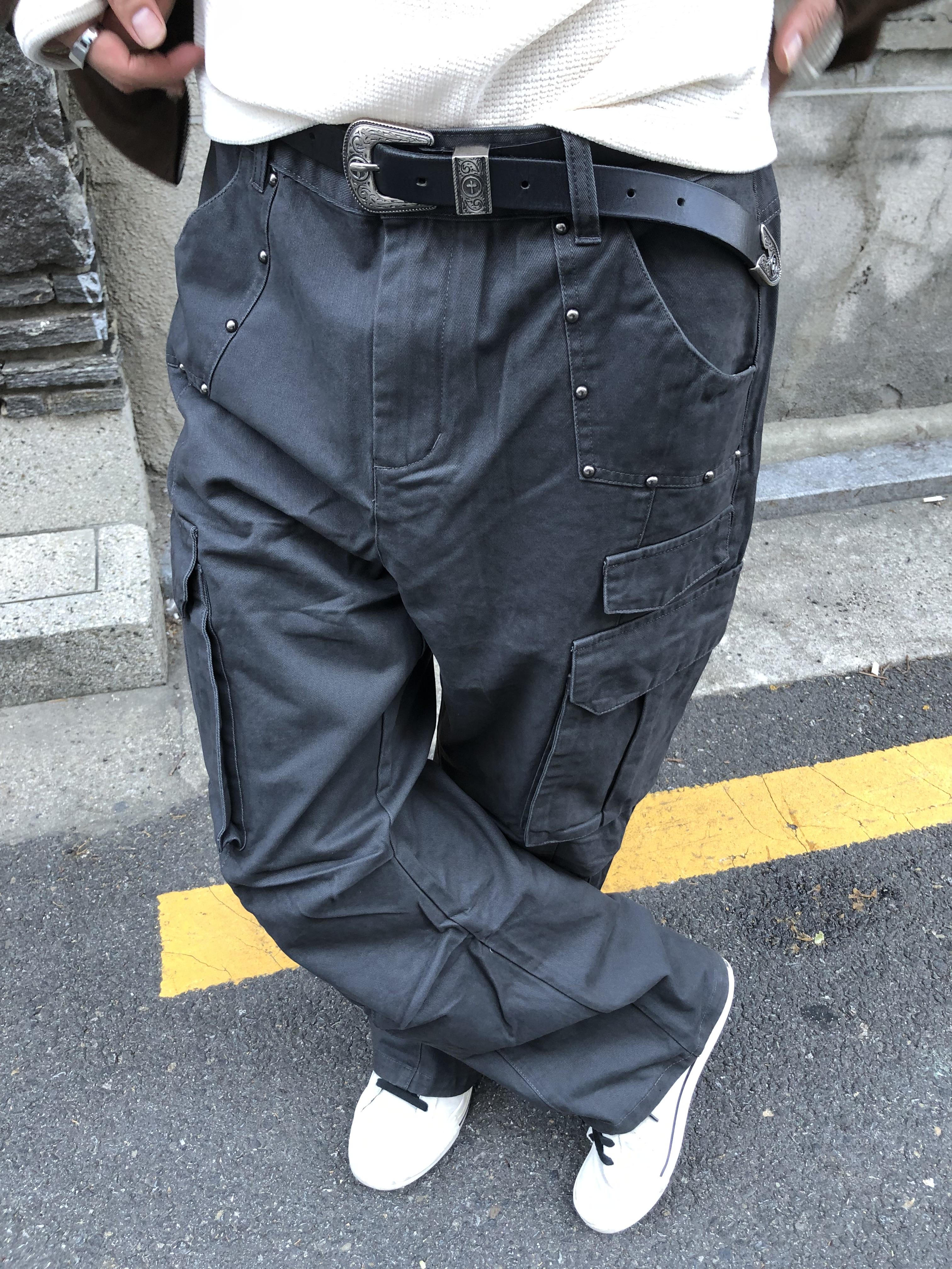 現代潮流 卯釘造型 工裝口袋 喇叭長褲 - 2C7