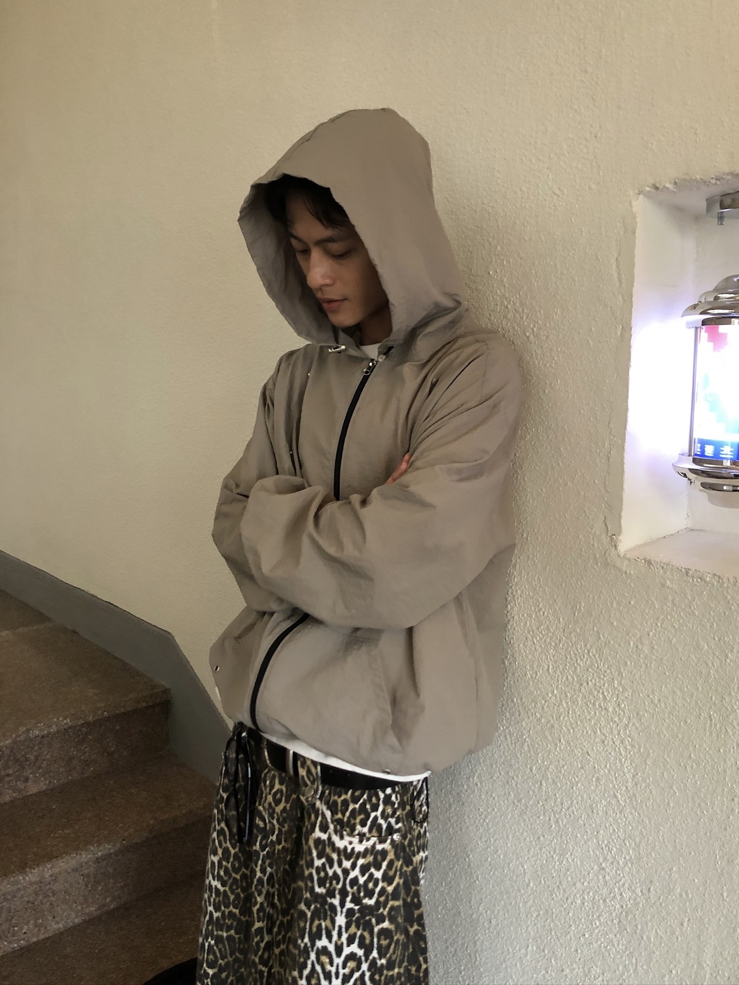 現代街頭 弧形卯釘 夏季風衣 連帽外套 - 3C14