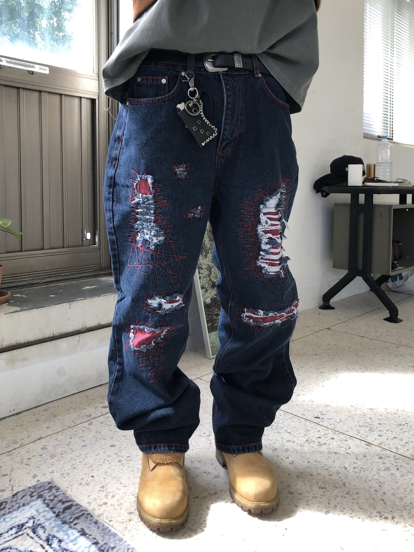 美式街頭 紅色警戒 破壞 直筒 微寬版 牛仔褲 - 1C12