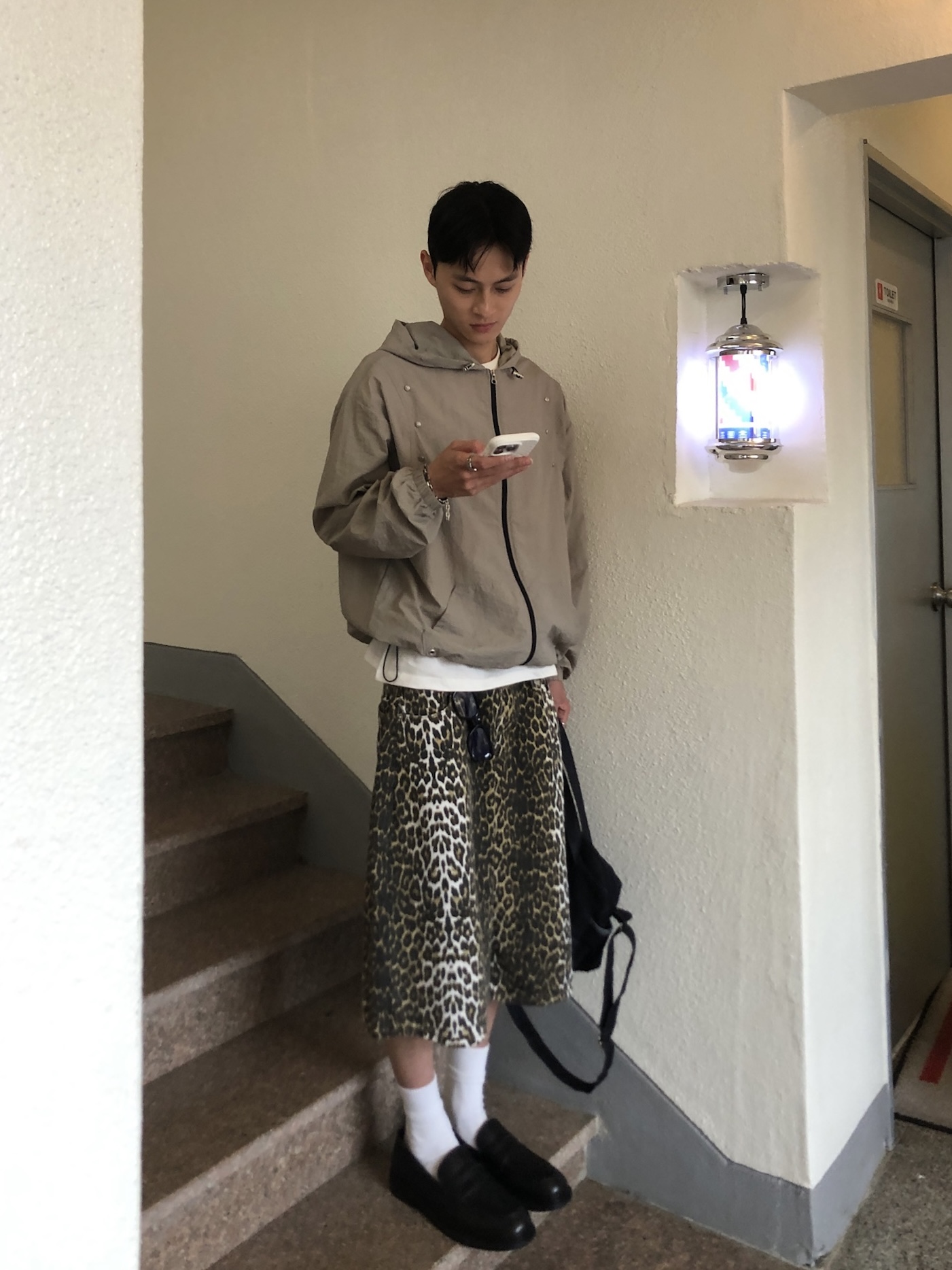 現代街頭 弧形卯釘 夏季風衣 連帽外套 - 3C16