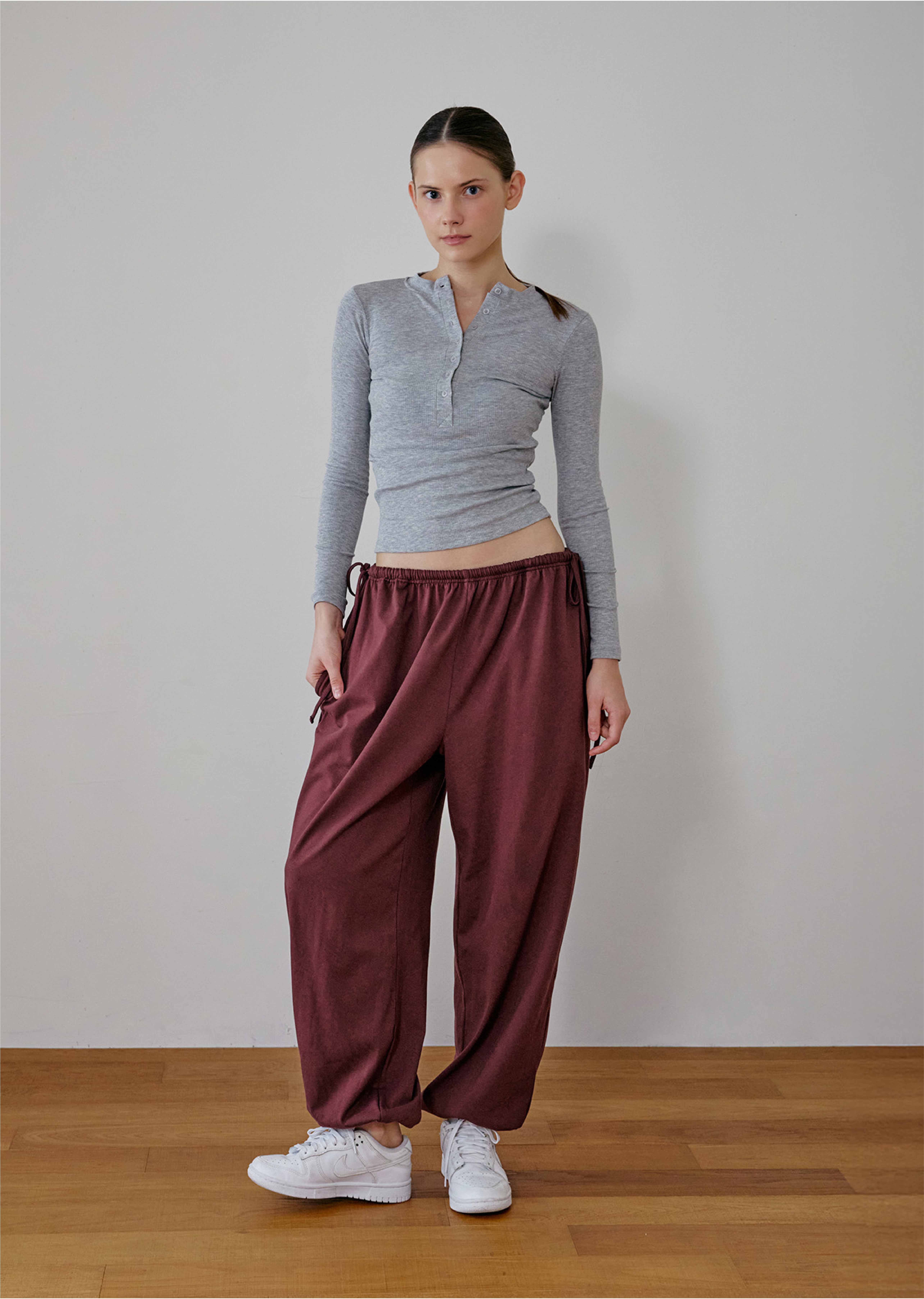 Conchwear 抽繩造型束腳寬褲 酒紅 CON134RED3