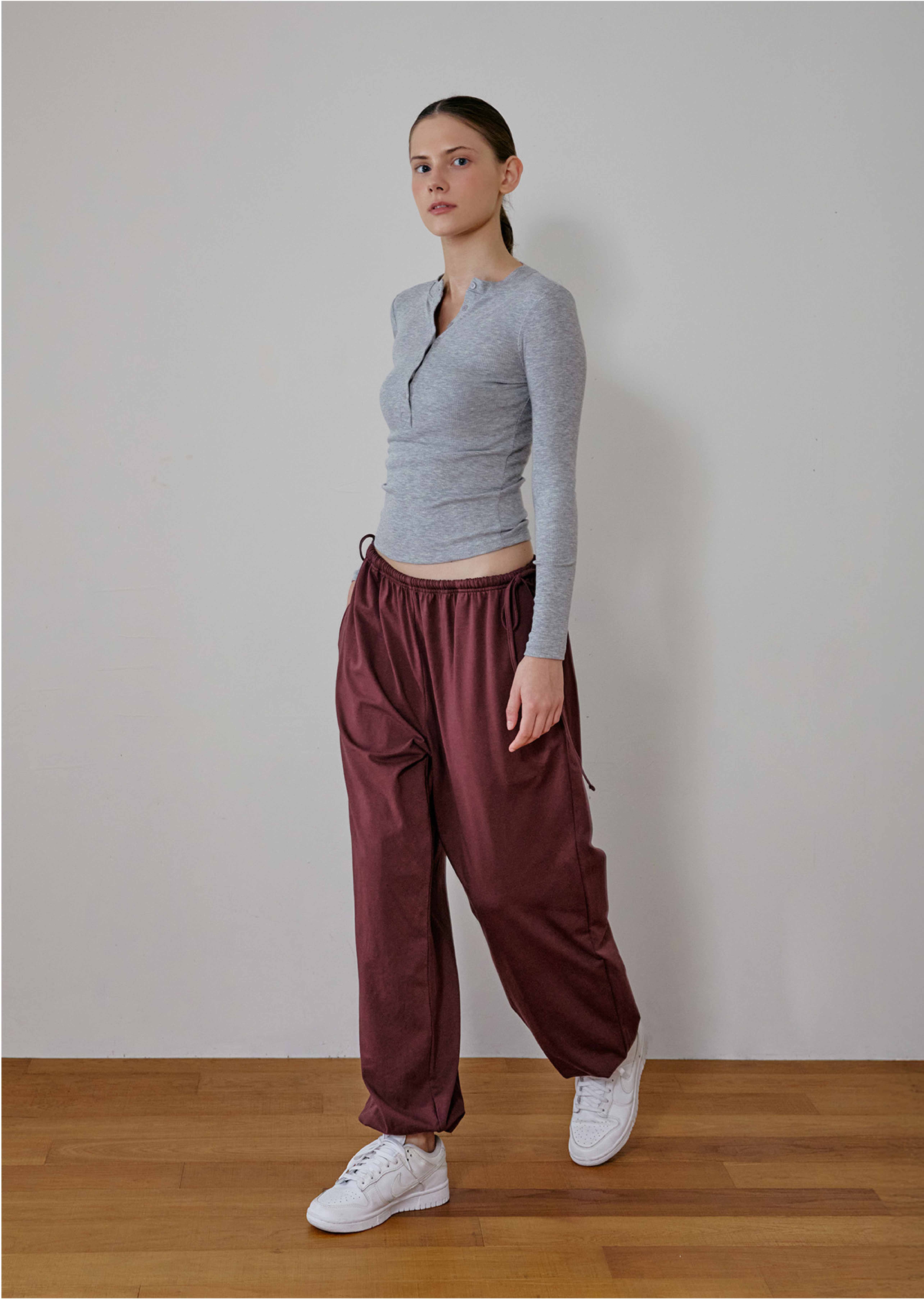 Conchwear 抽繩造型束腳寬褲 酒紅 CON134RED4