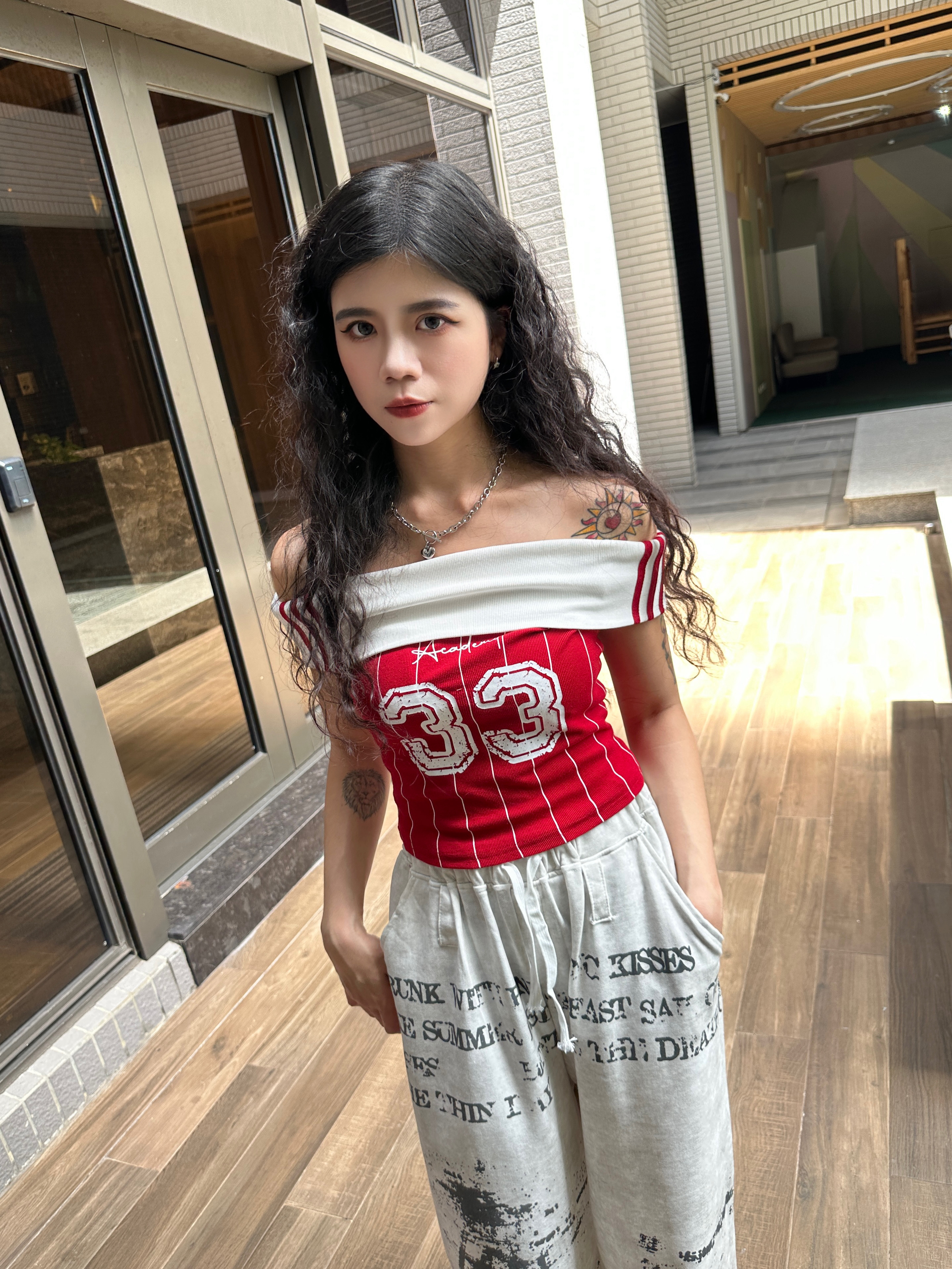 街感條紋字母33一字領