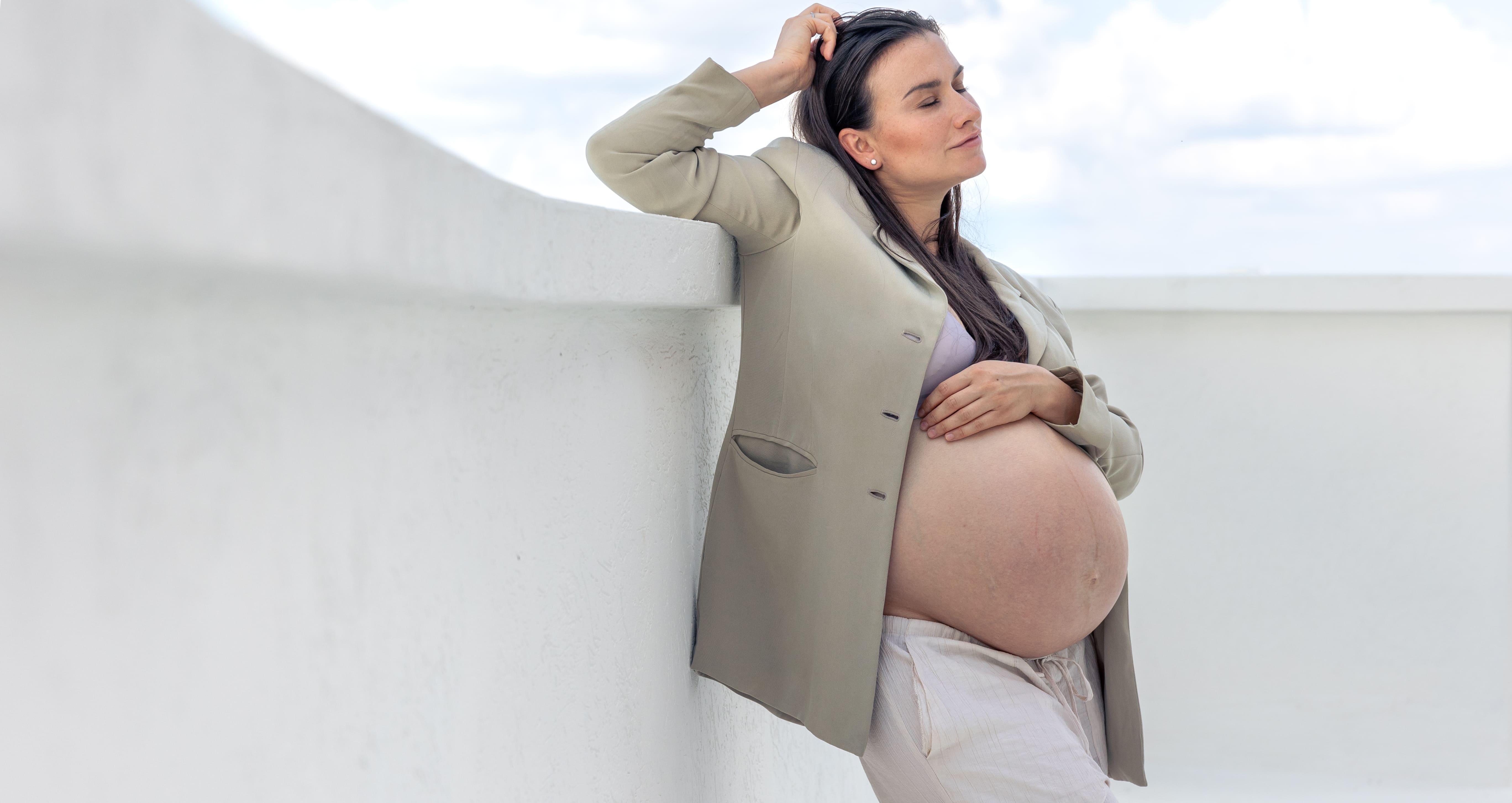 stylish-pregnant-woman-wearing-jacket-concept-style-pregnancy.jpg