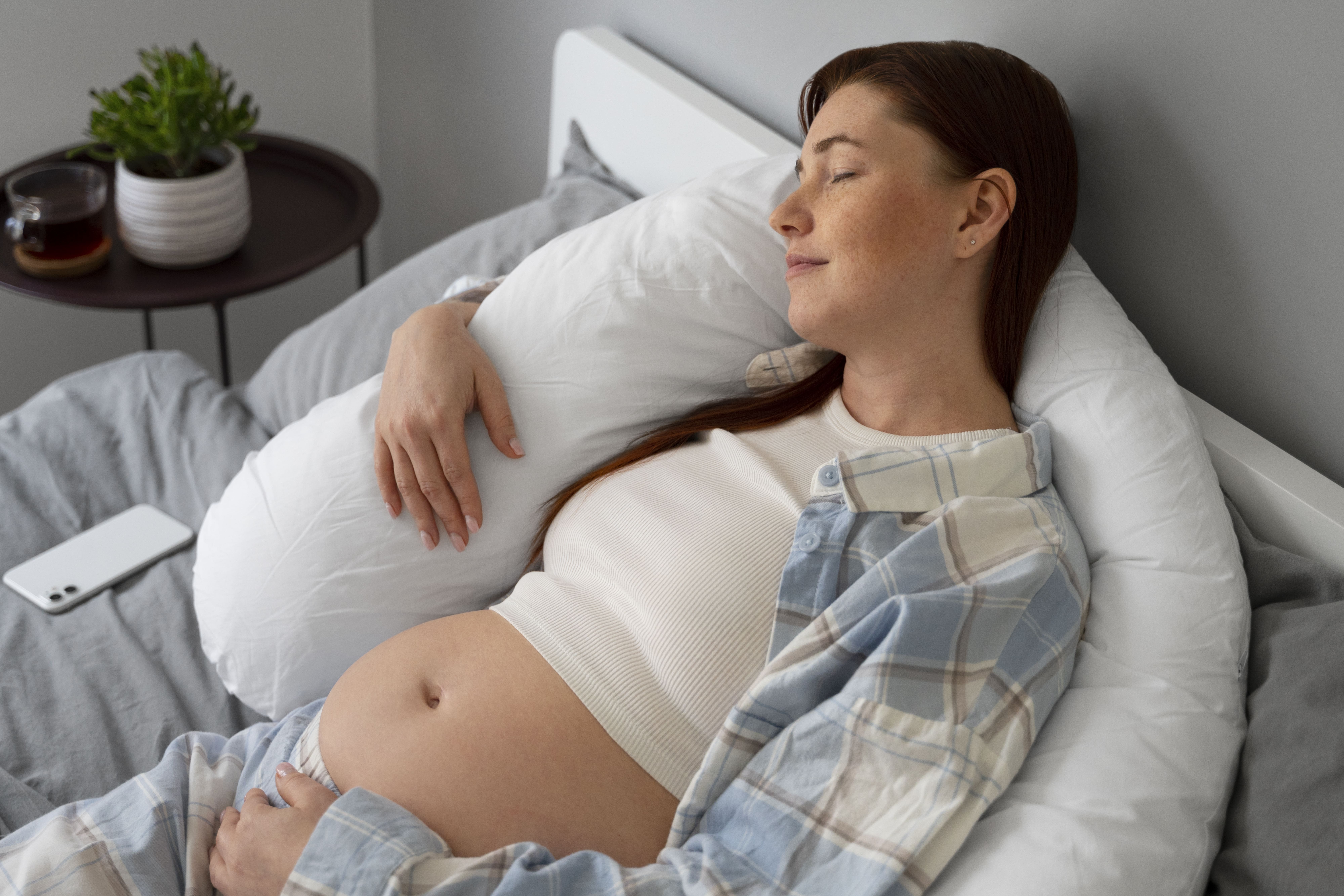 (已完成medium-shot-pregnant-woman-laying-home.jpg