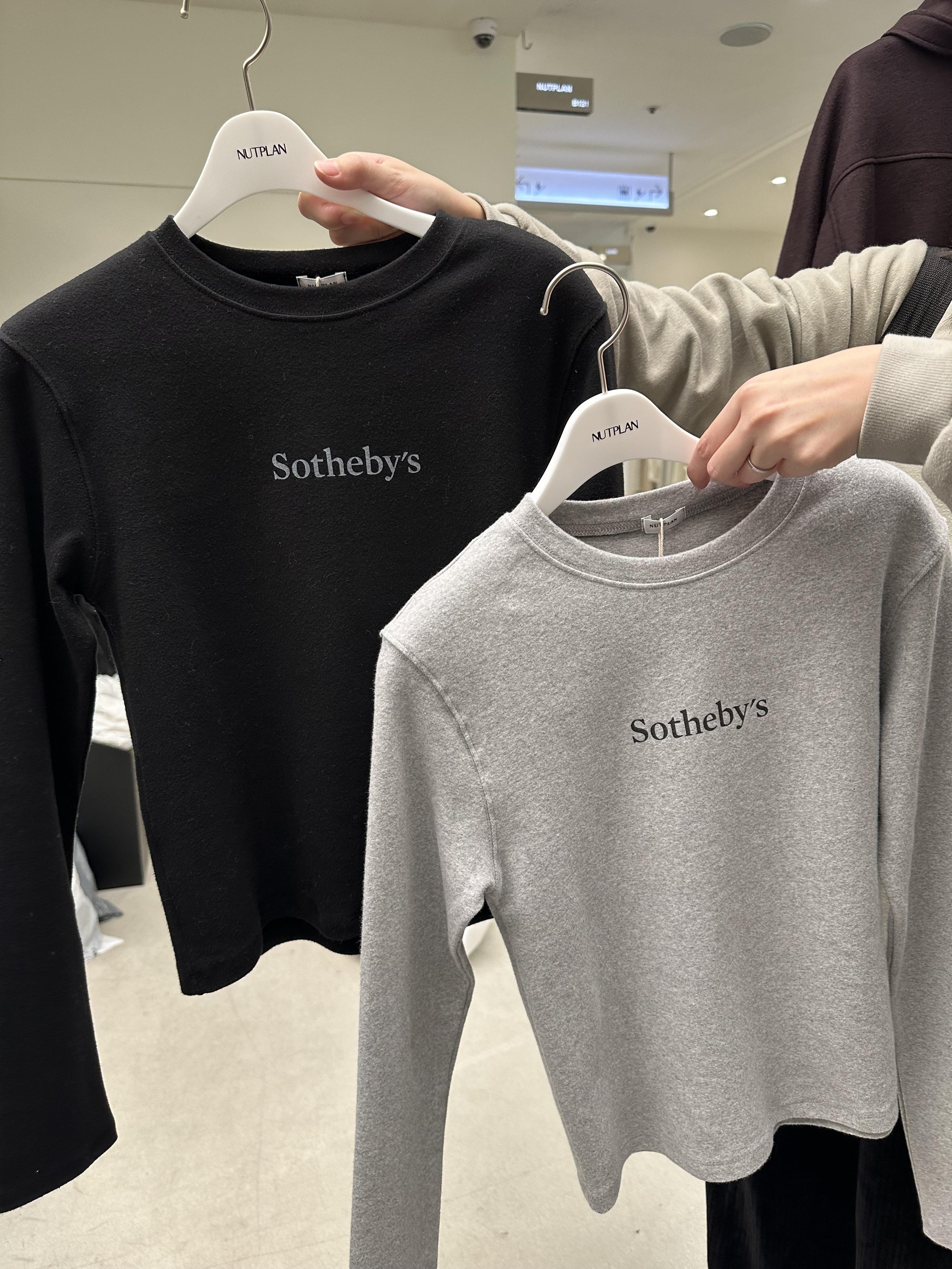 KR18 英文字母圓領襯肩棉T