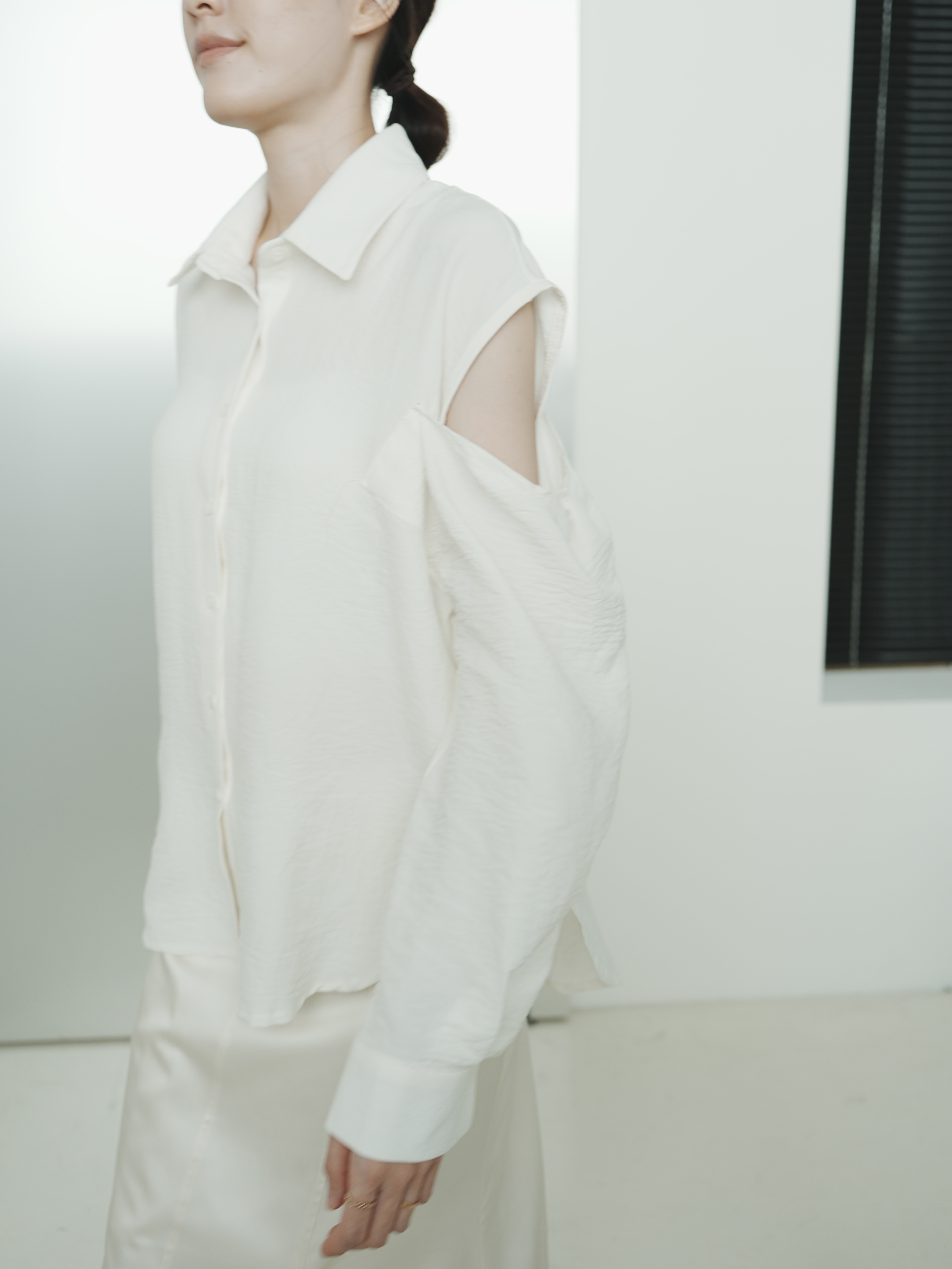 J11 襯衫式雙側露肩上衣