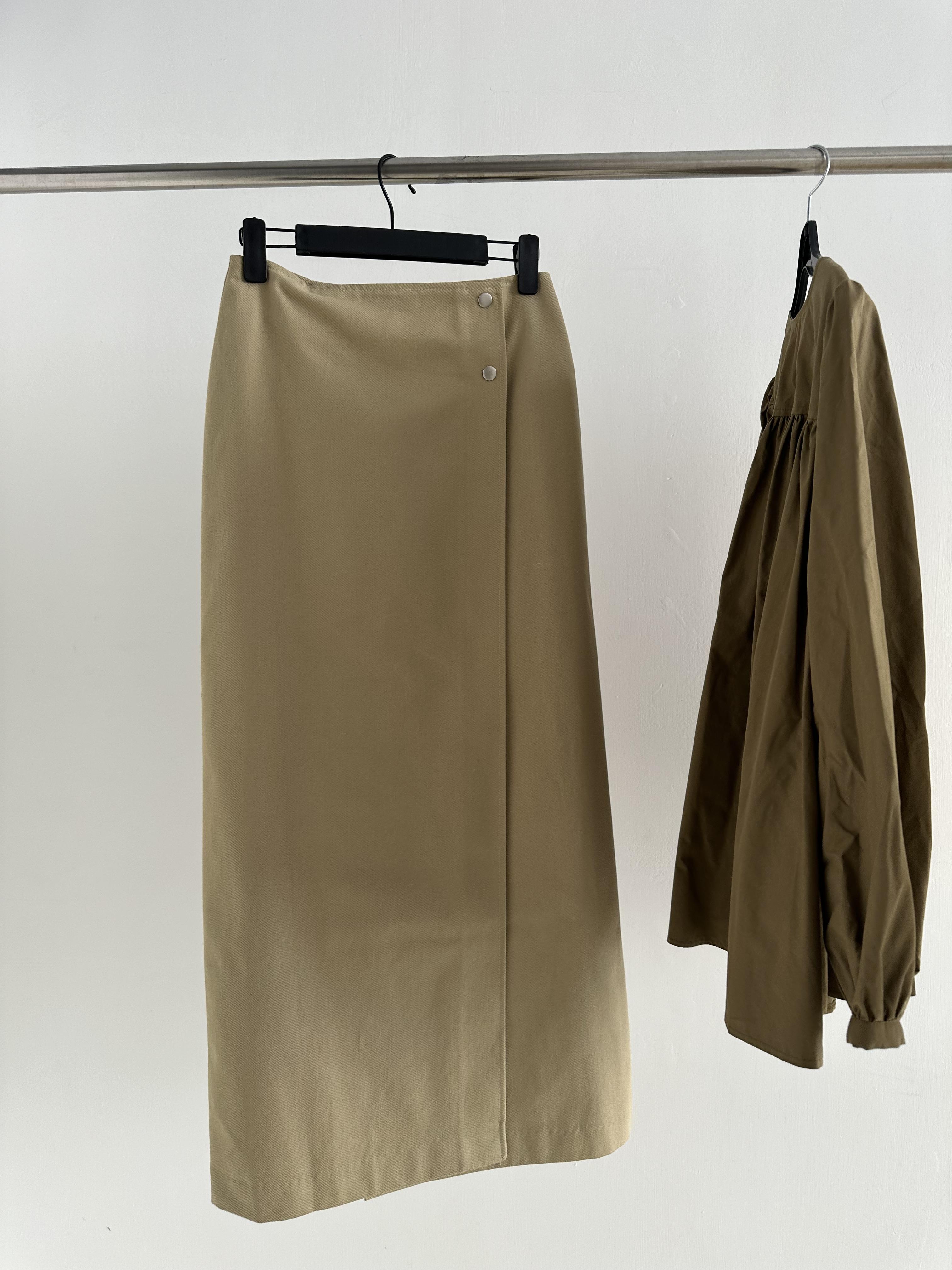 V12 挺版斜釦一片裙