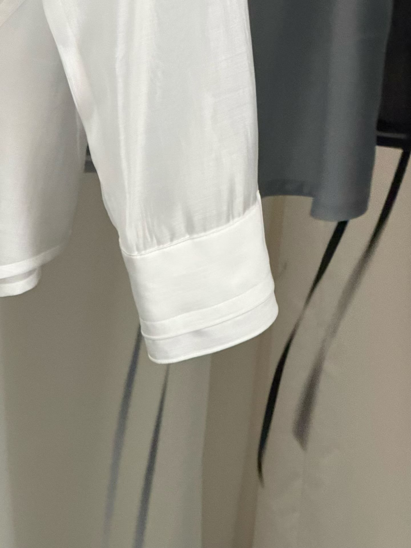 B09 微透光感隱約襯衫2