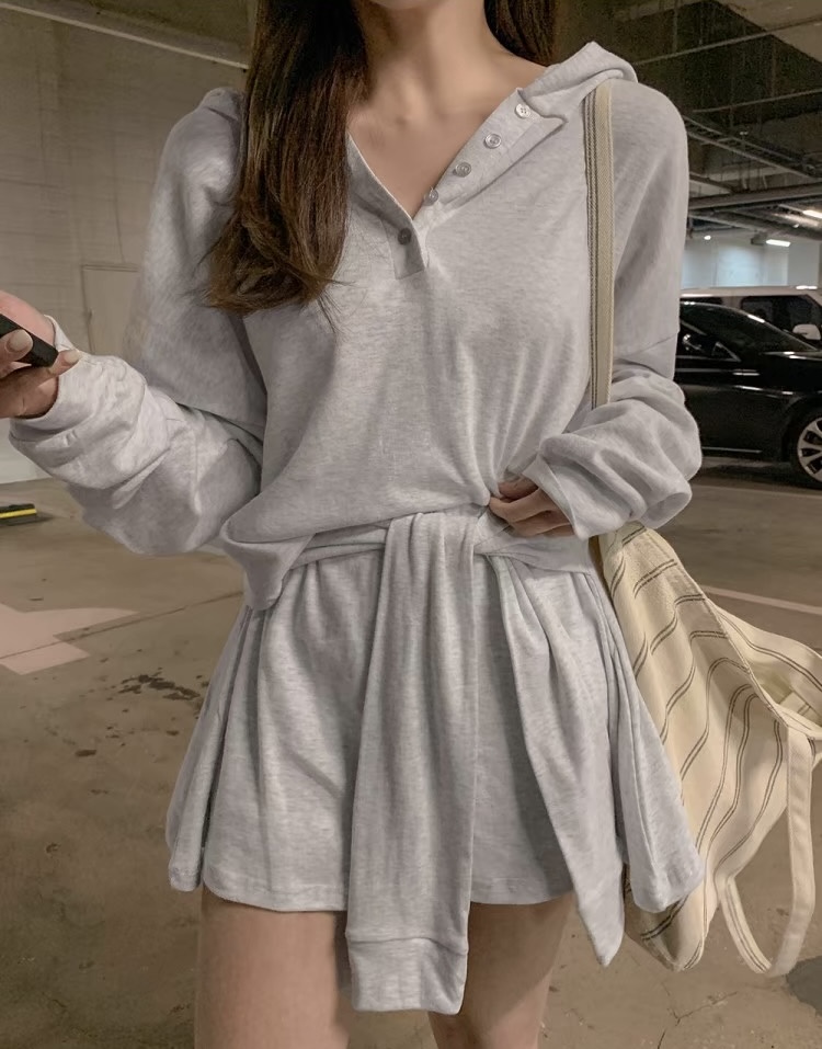 排釦連帽薄Ｔ＋綁結造型短褲裙SET