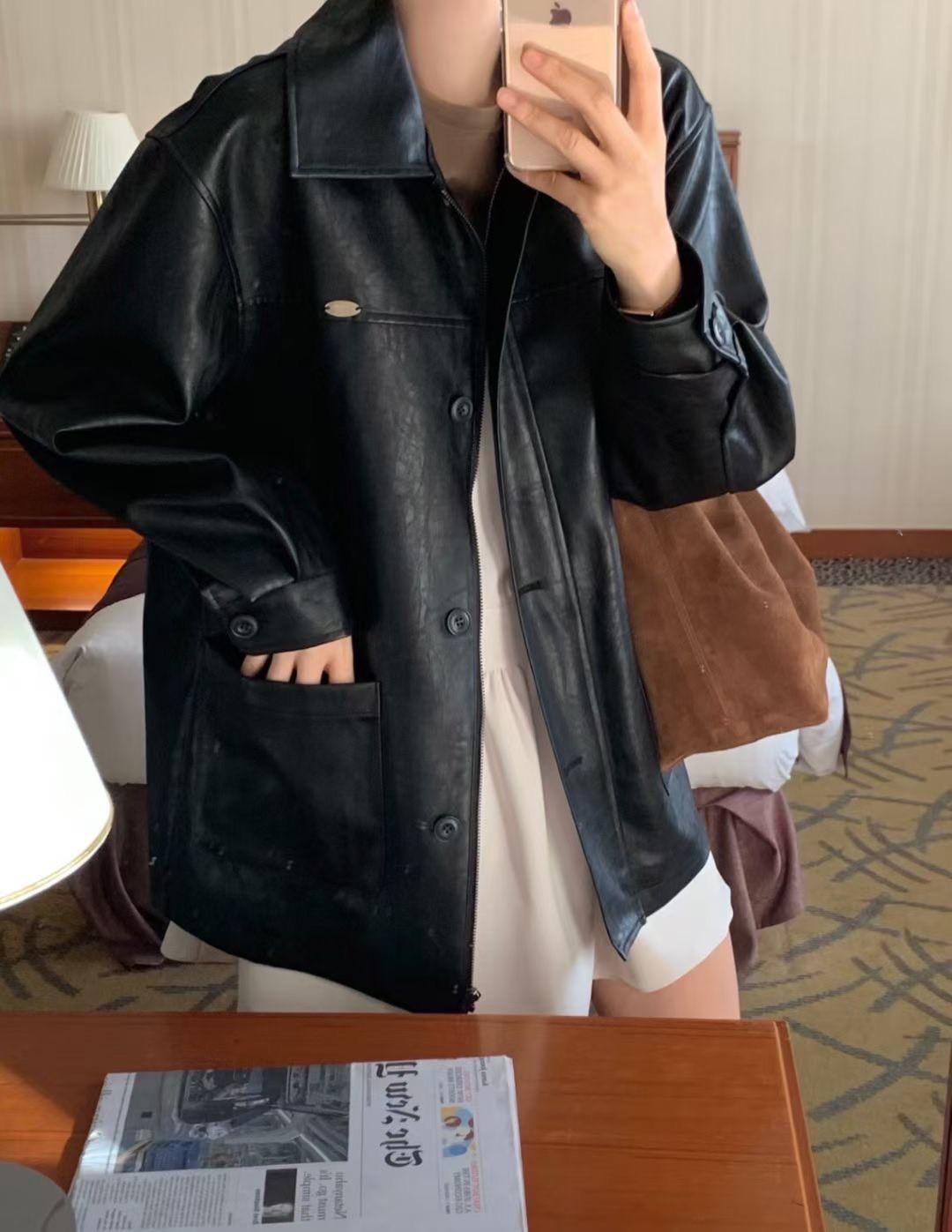 小金牌翻領長版仿皮口袋西外